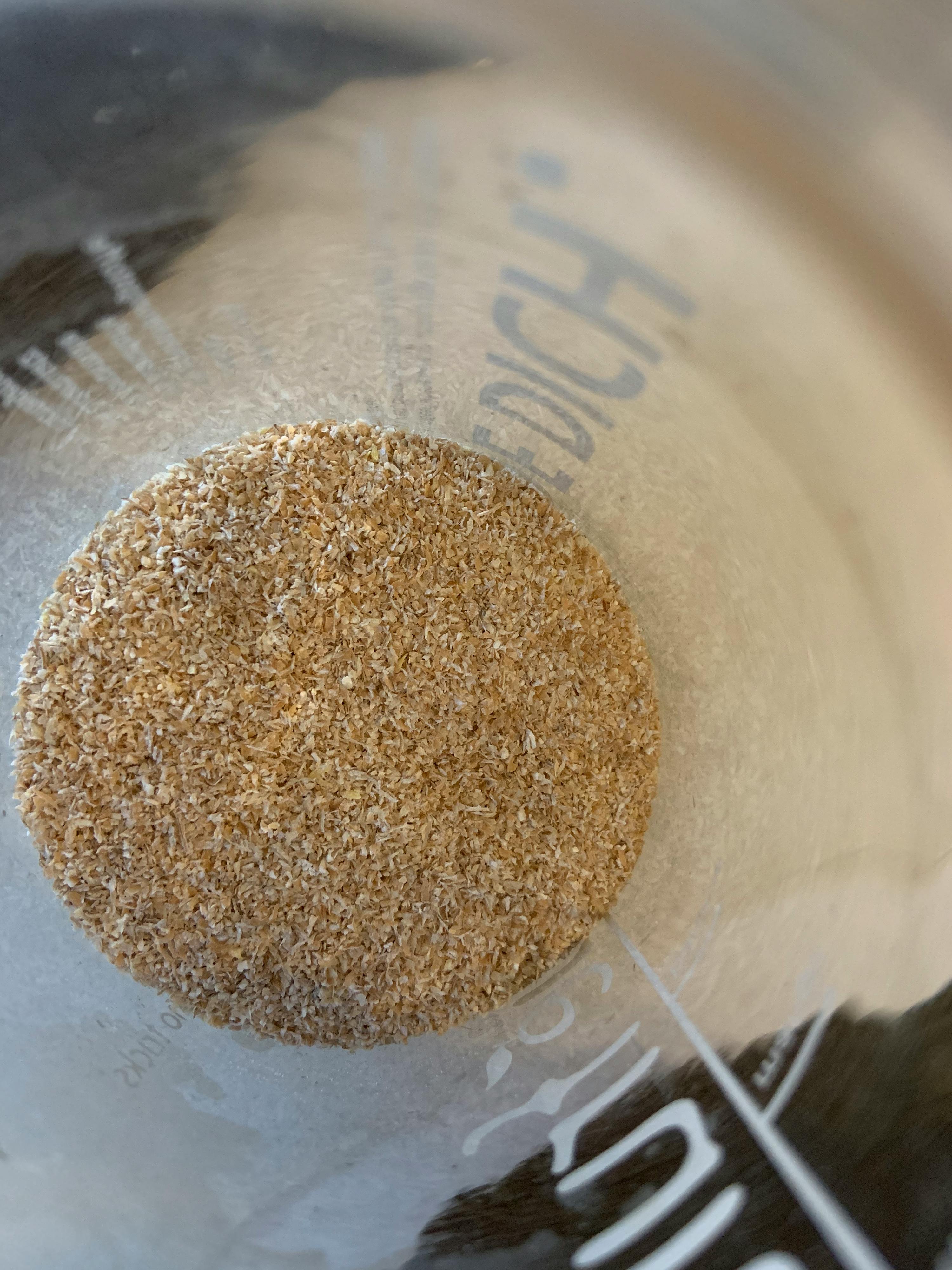 un gros plan d' un bol rempli d' avoine