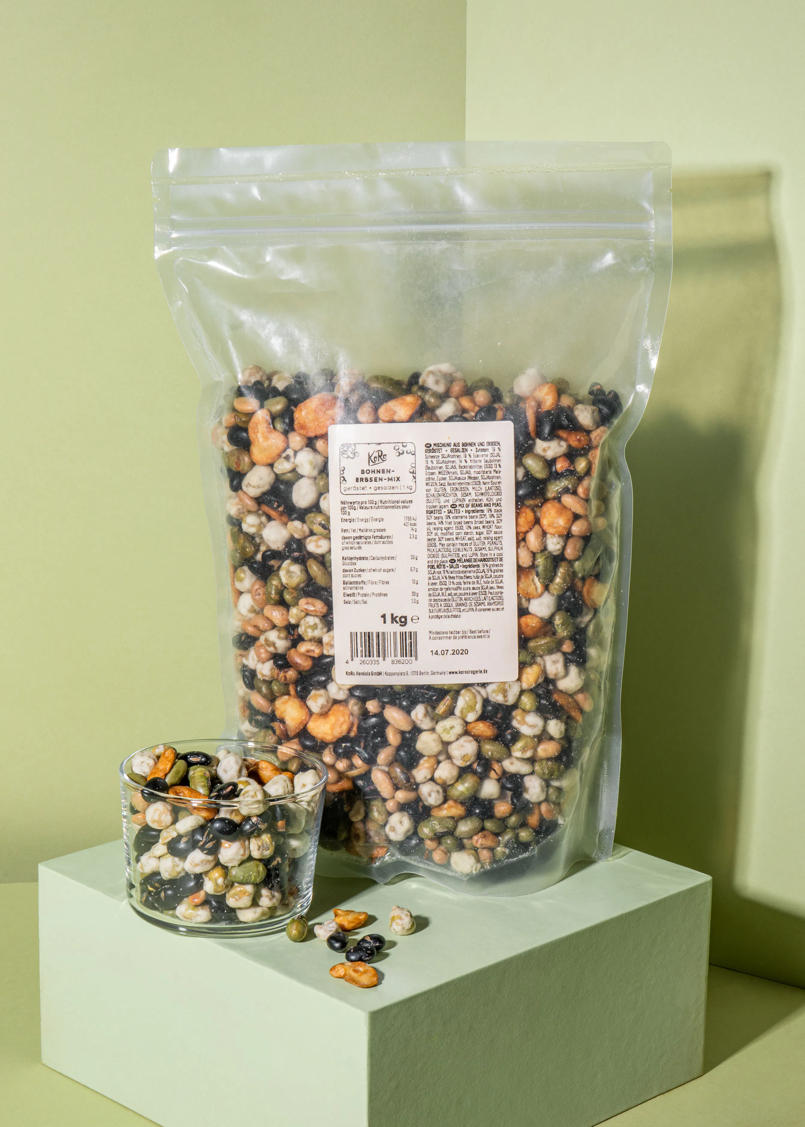 un sac en plastique contenant un mélange de noix et de légumes