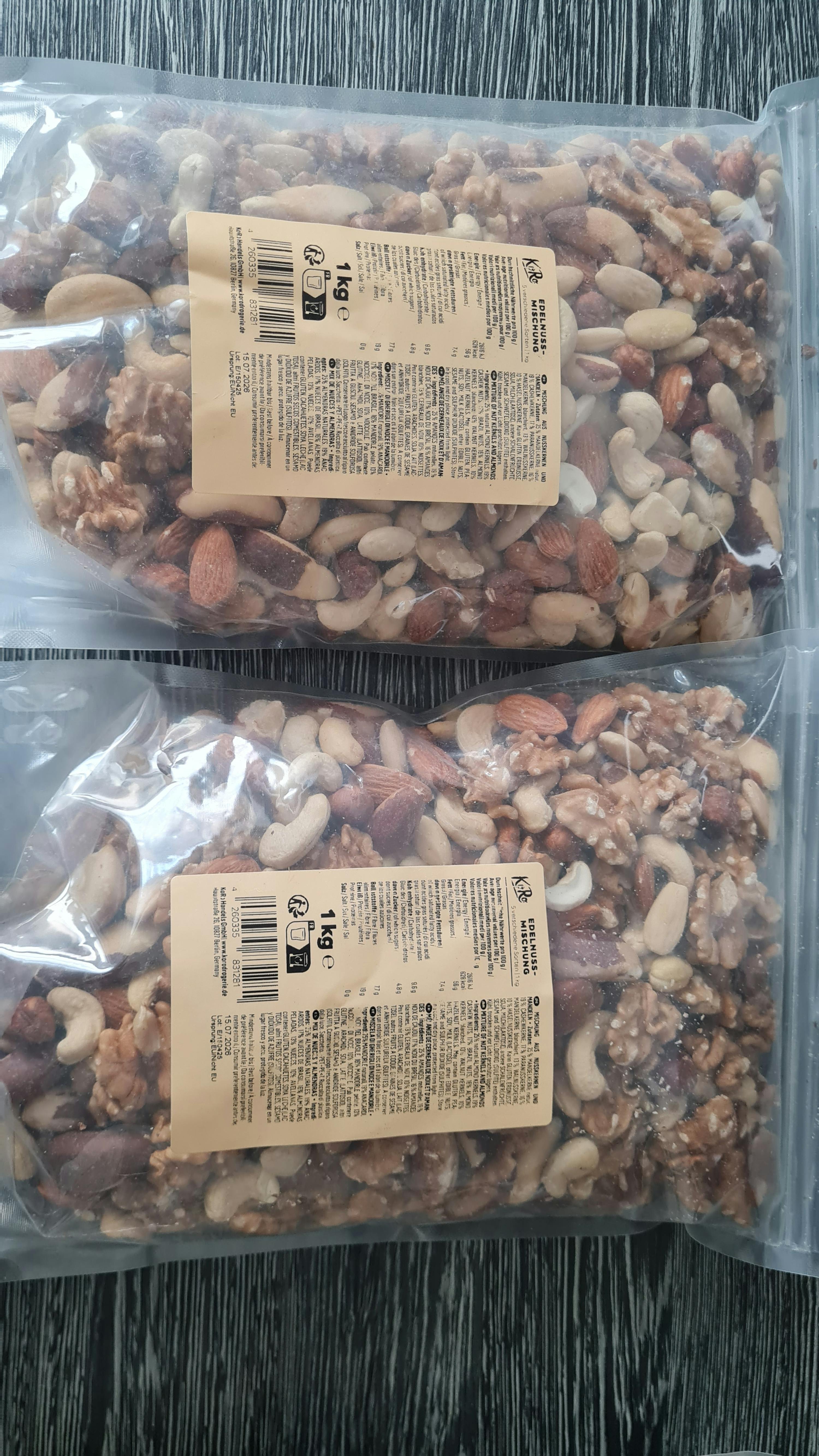 deux sacs de noix sont posés l' un à côté de l' autre