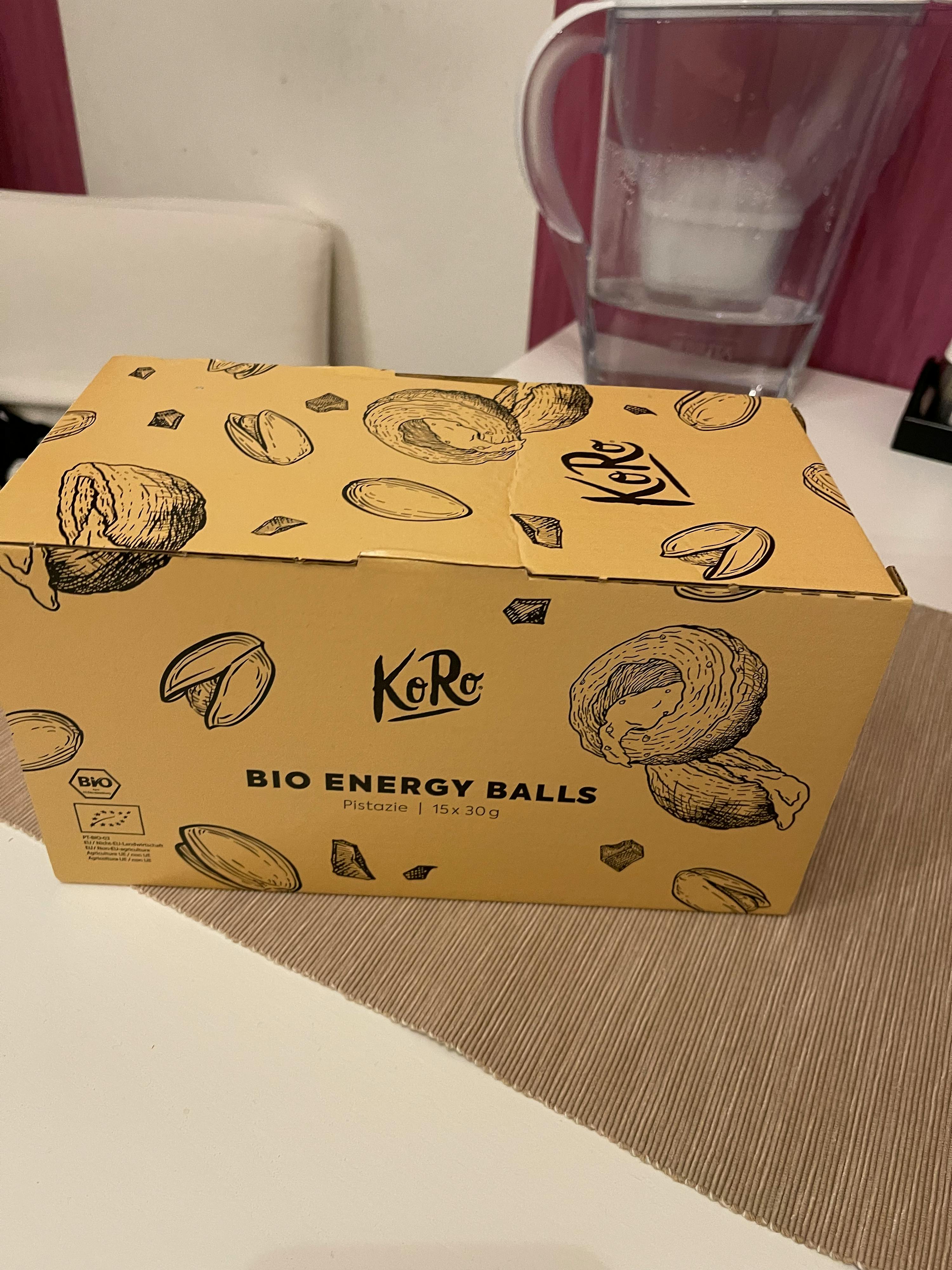 una scatola di palline energetiche bio è seduta su un tavolo