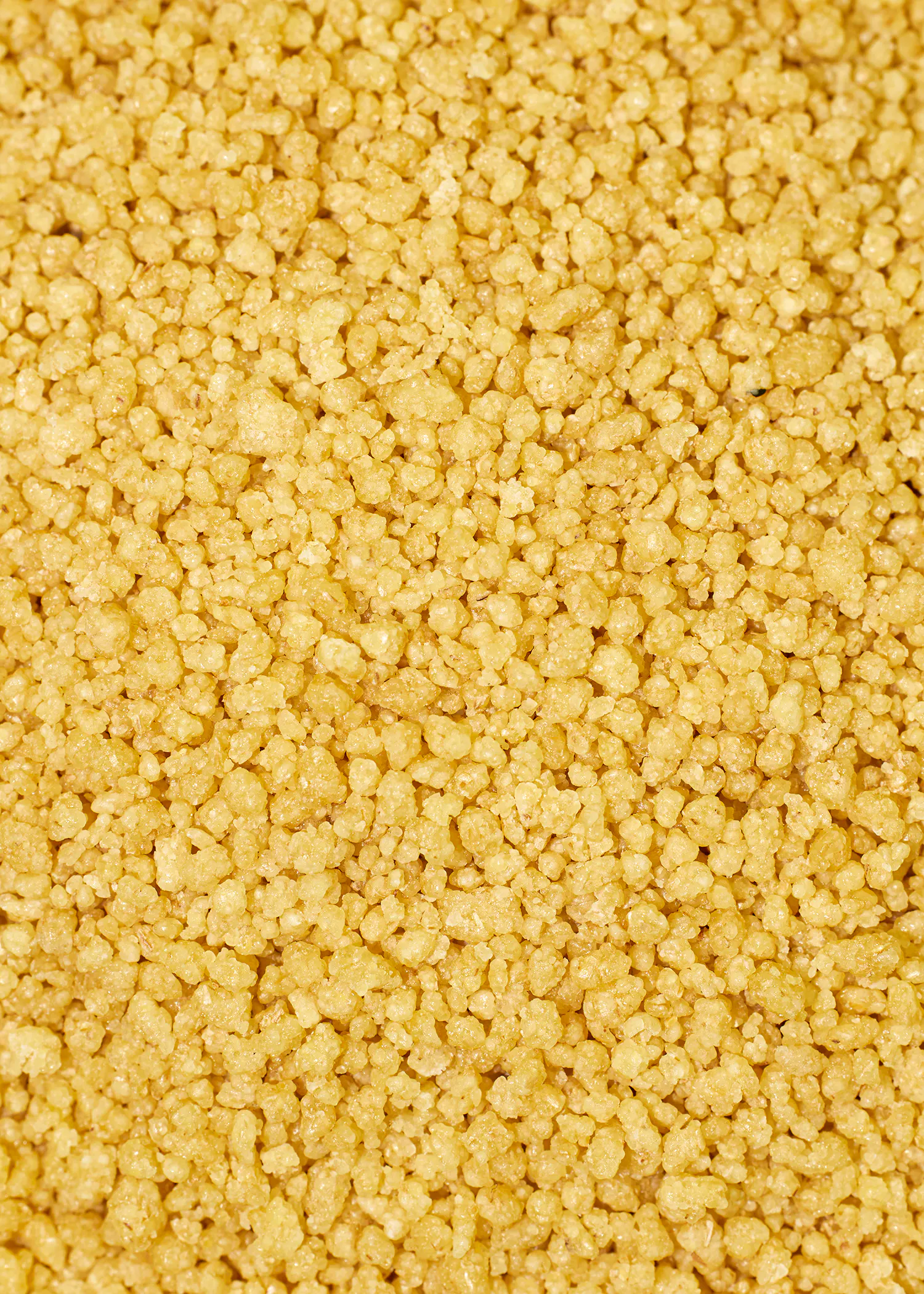 un gros plan d' un tas de céréales jaunes