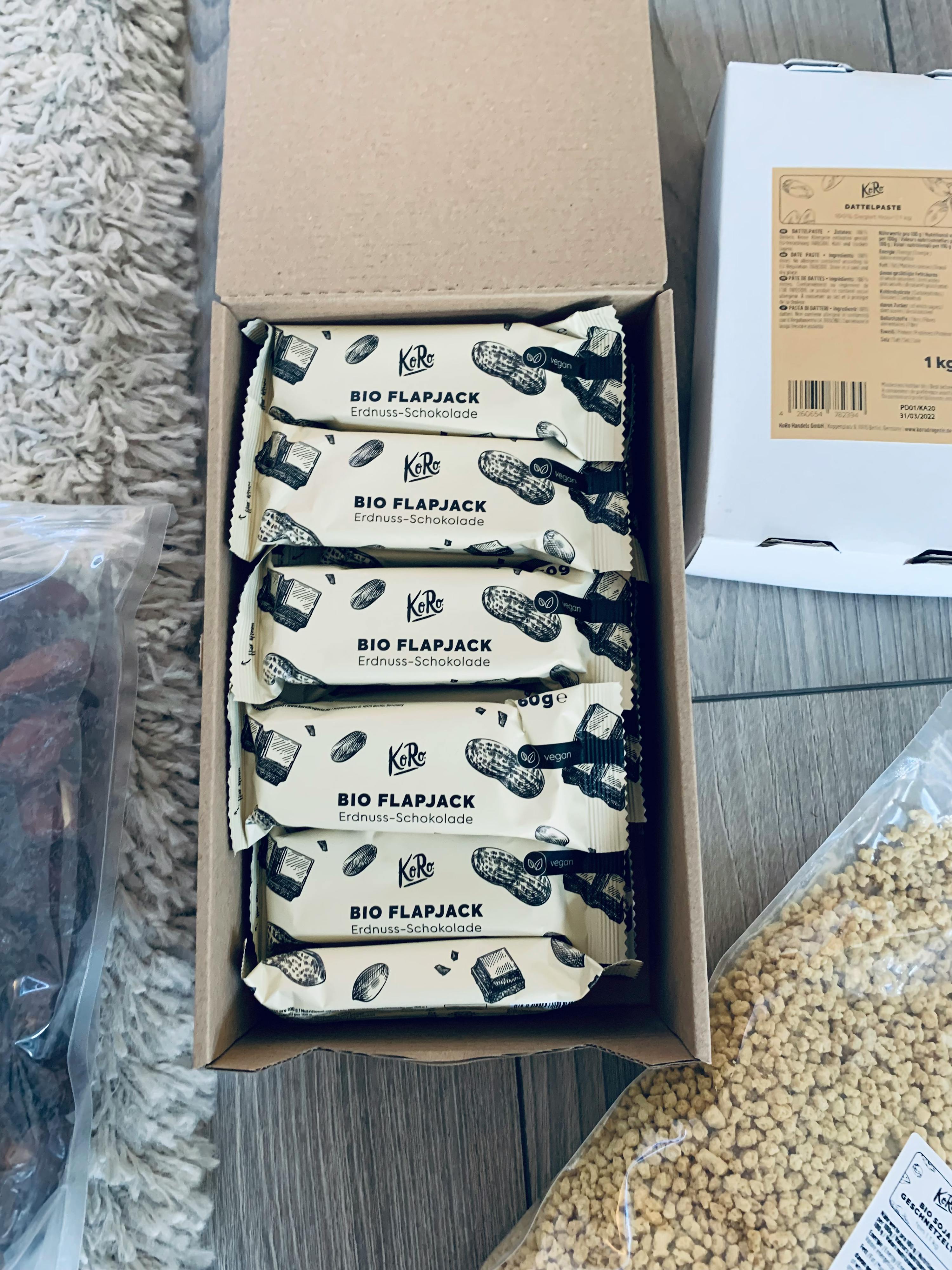 une boîte en carton remplie de barres de chocolat bio flapjack