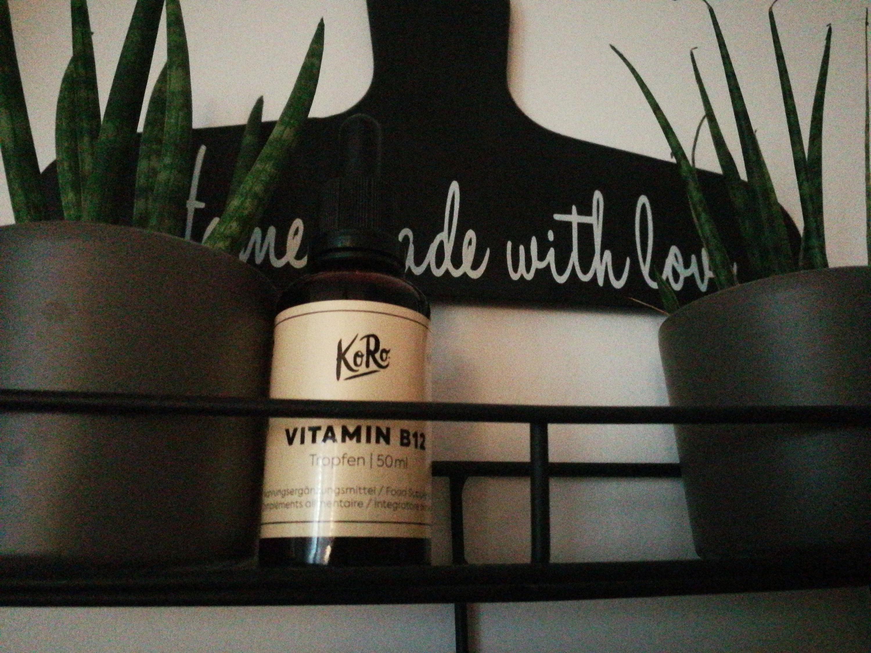 une bouteille de vitamine b12 est posée sur une étagère