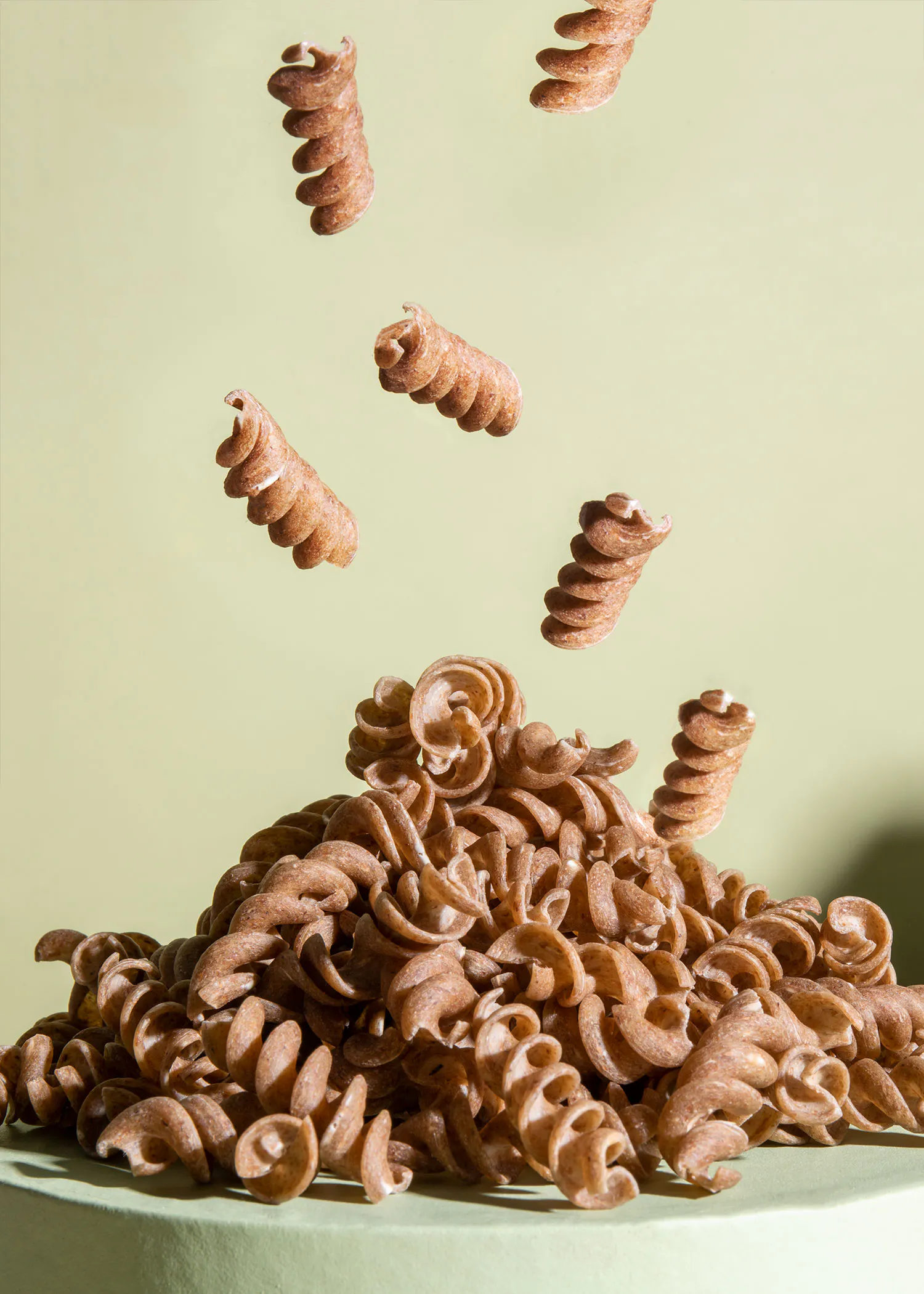 un tas de pâtes brunes s'envole dans l' air