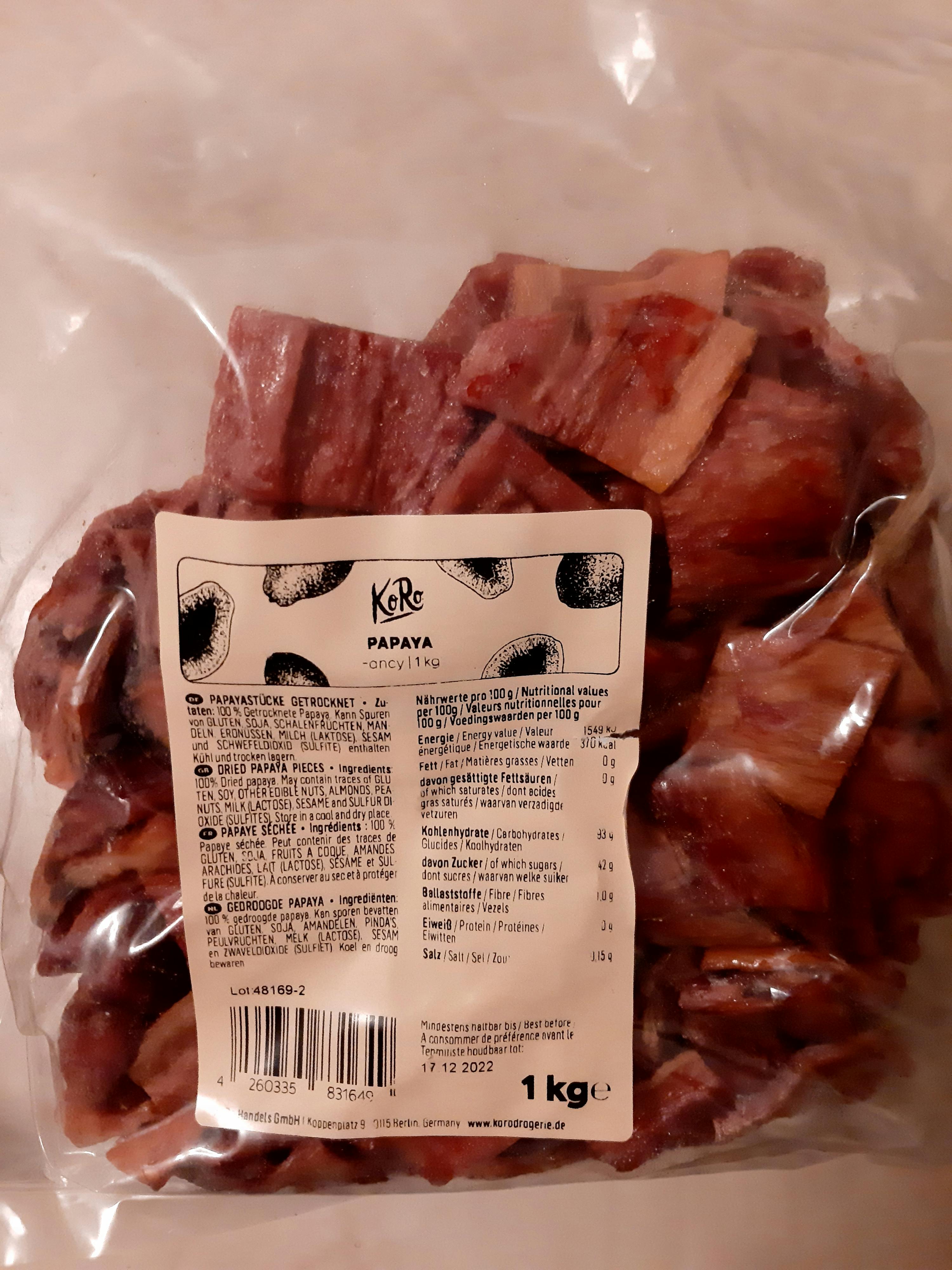 eine Packung mit getrockneten Papaya liegt auf einem Tisch