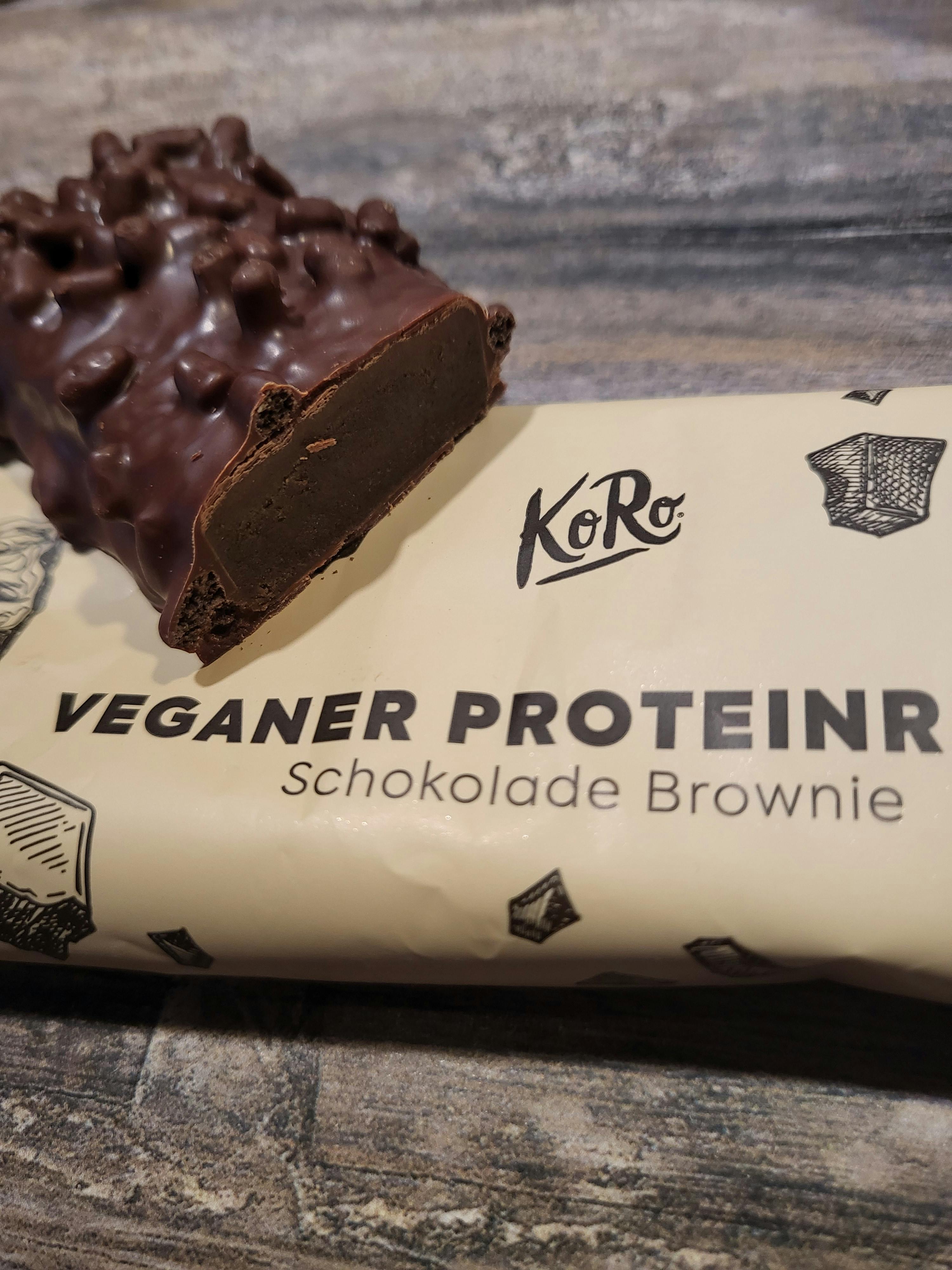 une barre de chocolat végétalien avec une brownie à côté d' elle