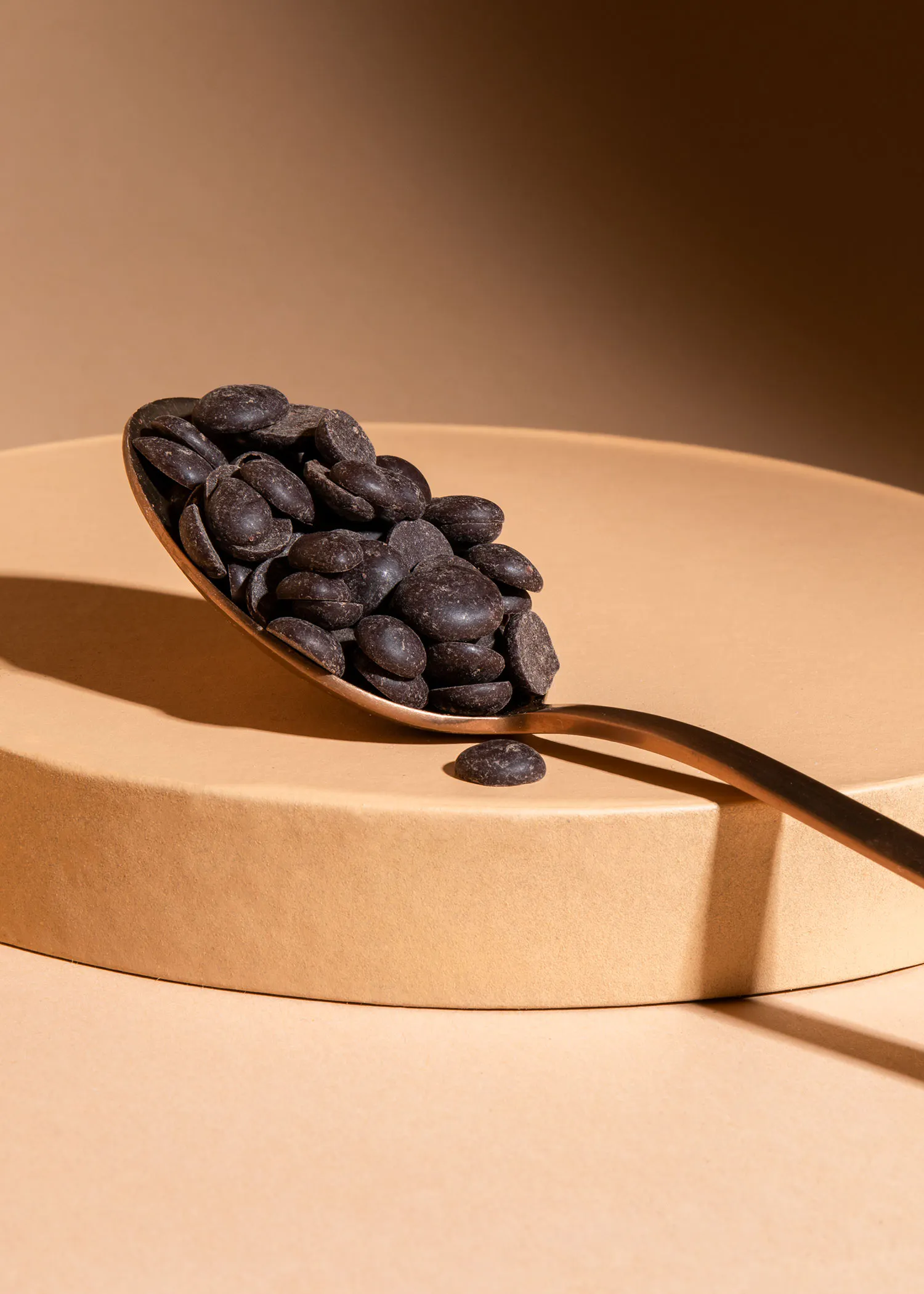 une cuillère pleine de pépites de chocolat noir