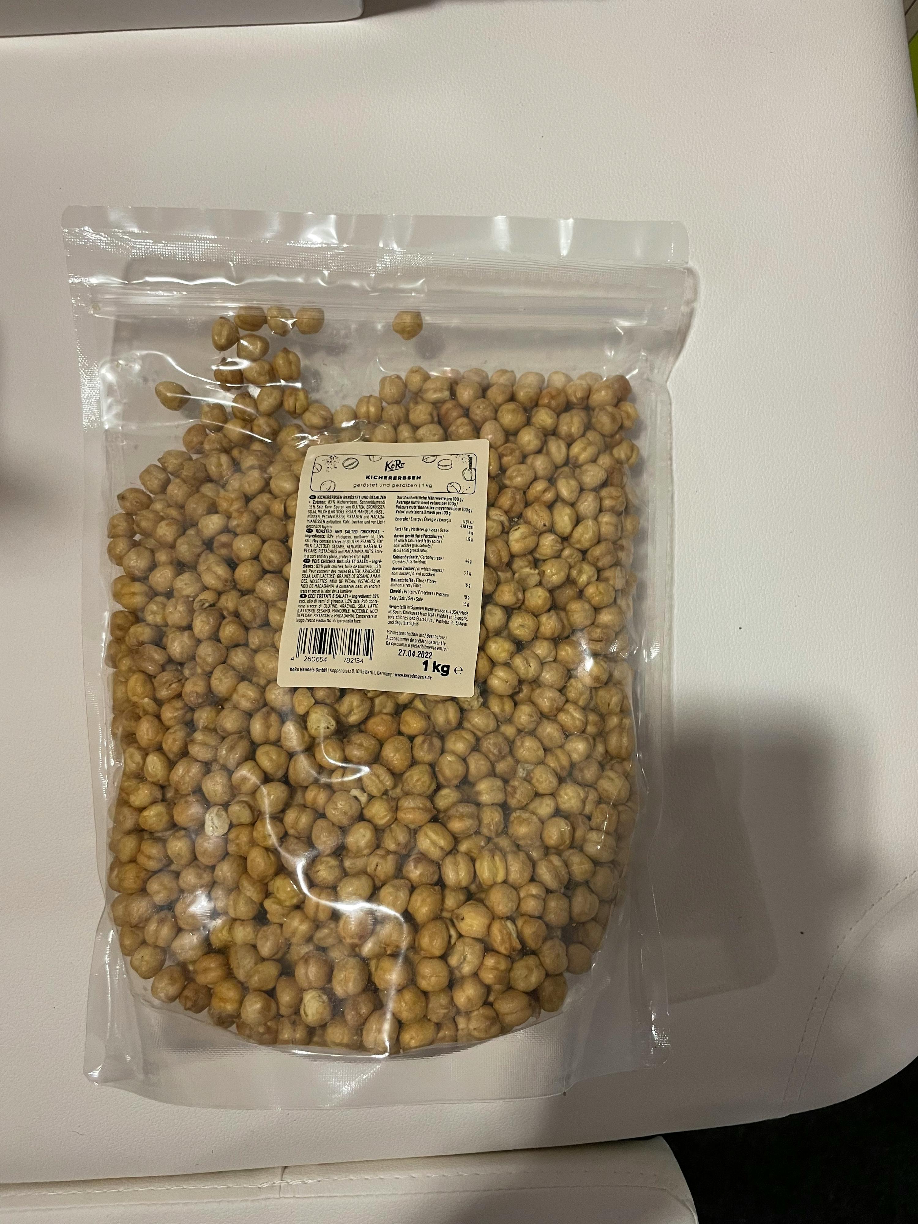 un sacchetto di ceci è su un tavolo bianco