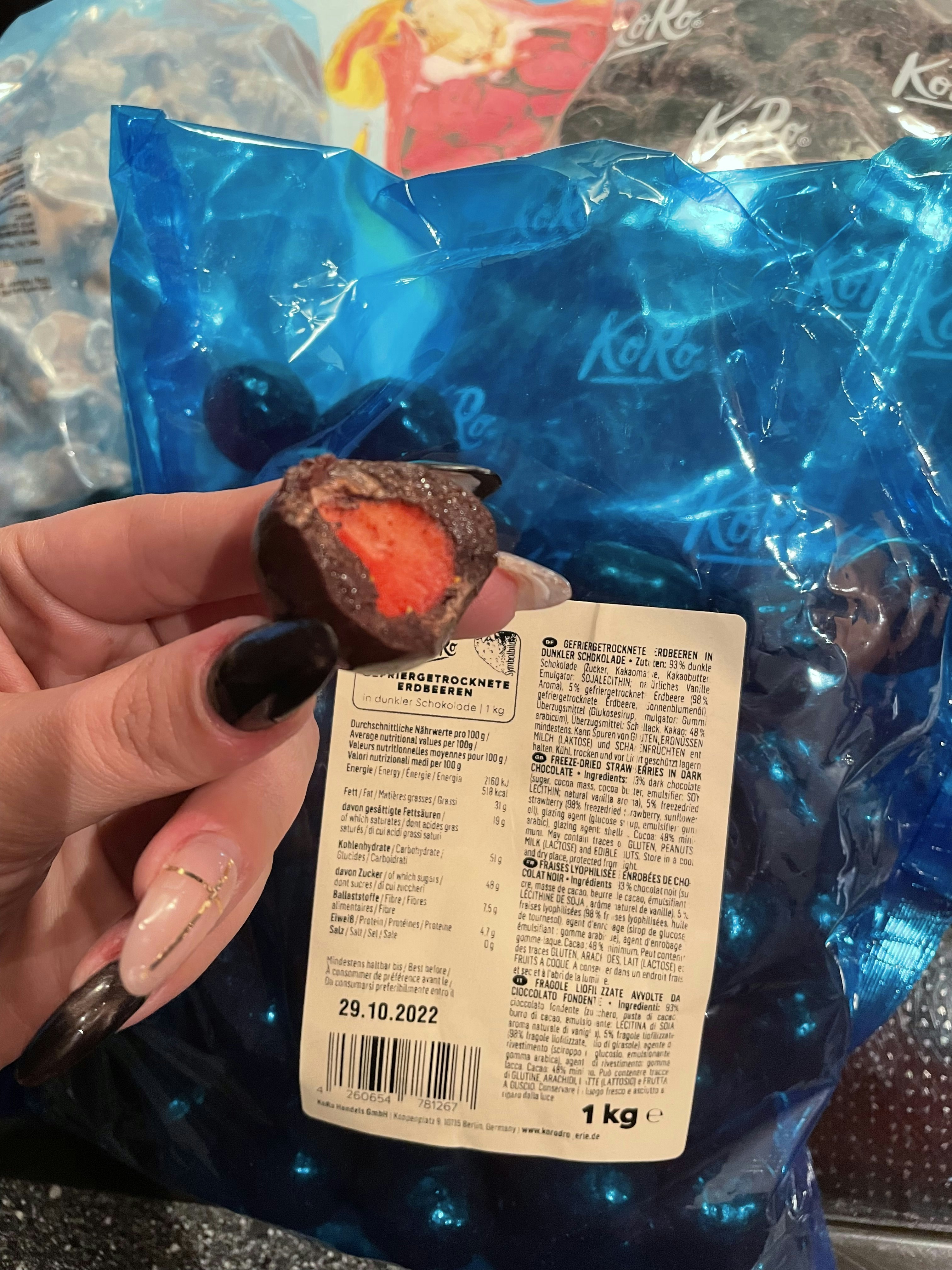 Gefriergetrocknete Erdbeeren in dunkler Schokolade kaufen | KoRo Swiss