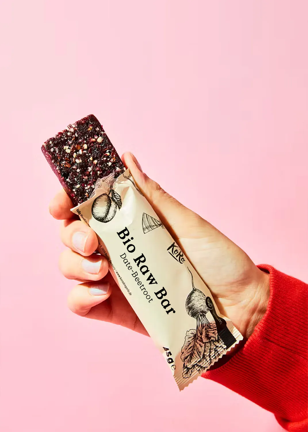 une personne tient une barre bio row bar dans sa main