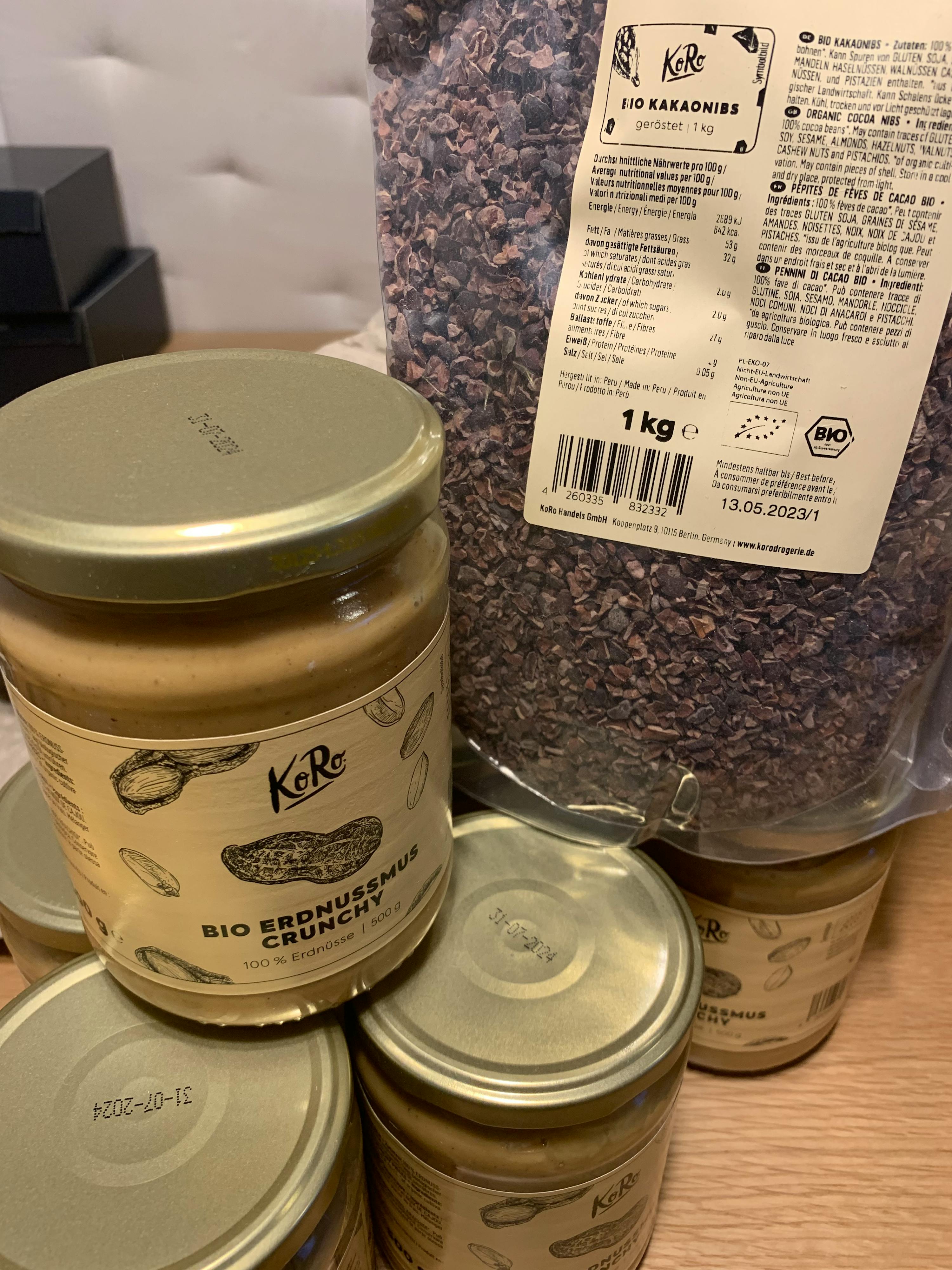 quatre bocaux de beurre d' arachide bio sont empilés sur une table