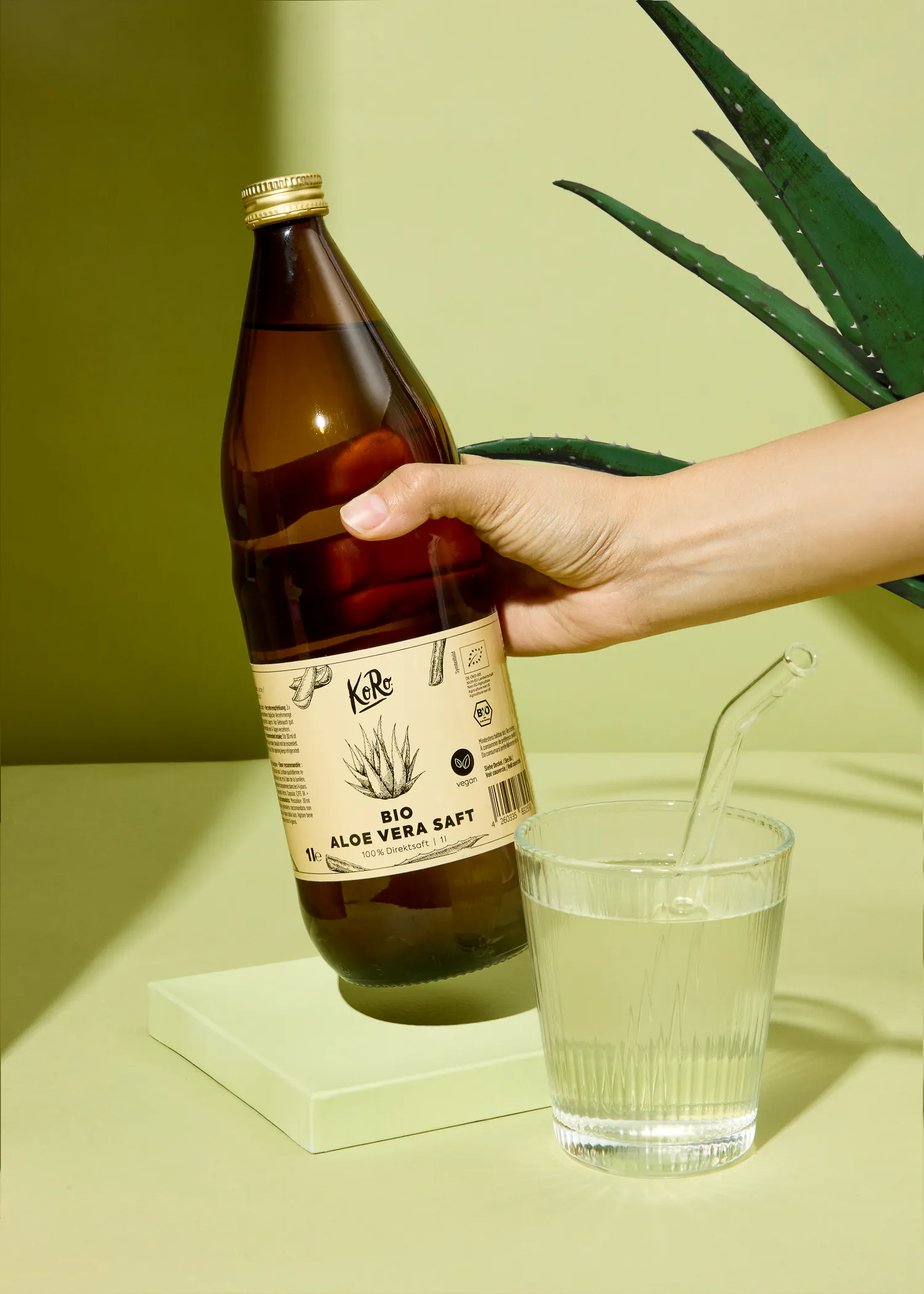 eine Person gießt Aloe Verasaft in ein Glas