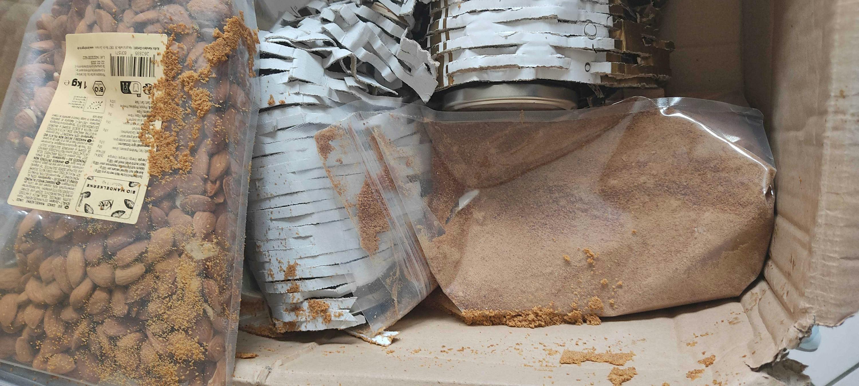 un sacchetto di mandorle è seduto accanto a un sacchetto di zucchero di canna