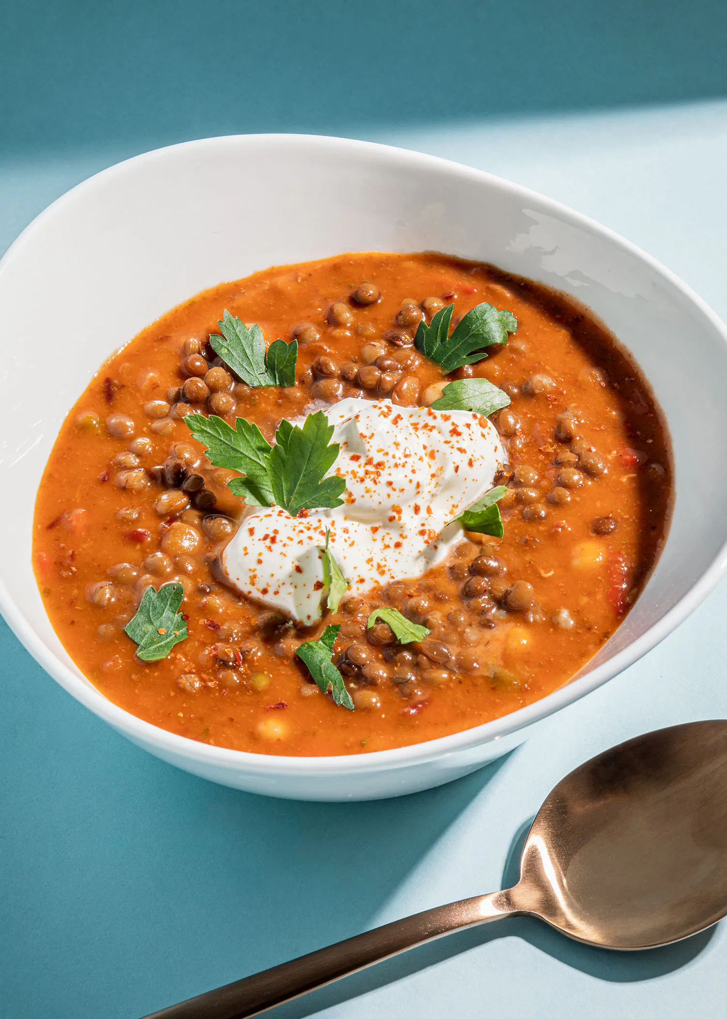 un bol de soupe avec une cuillère à côté de lui