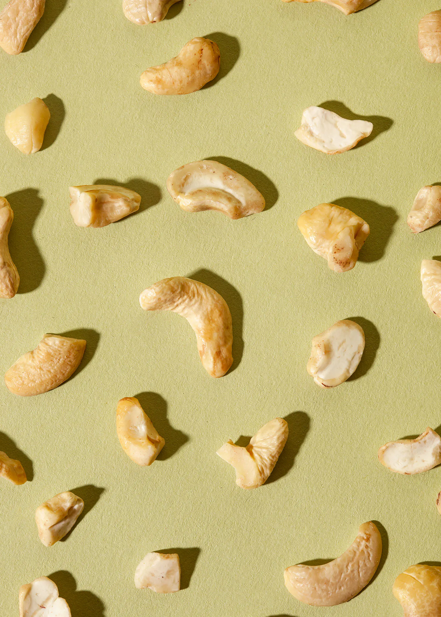 un motif de noix de cajou sur un fond vert