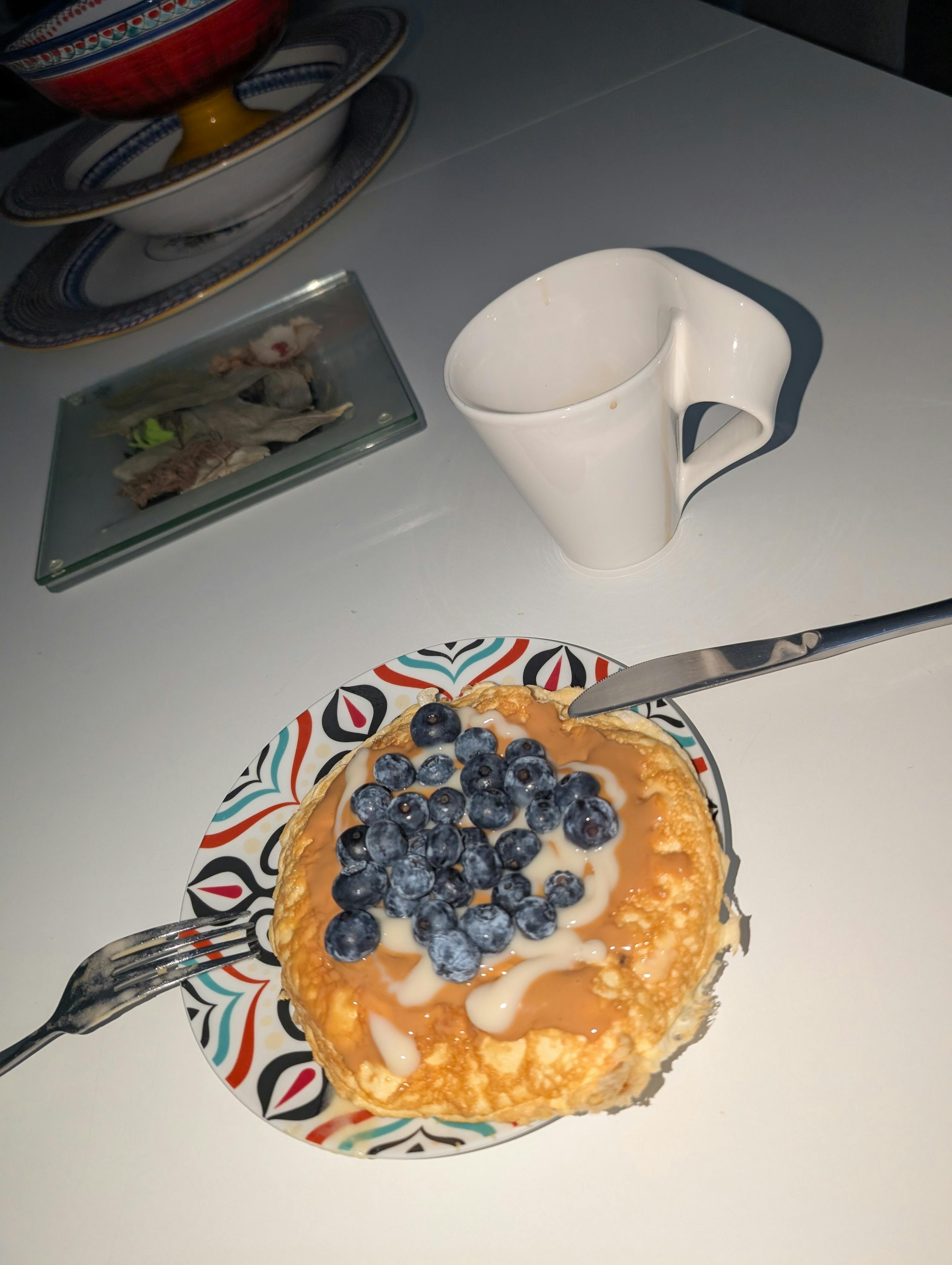 un piatto di pancake con burro di arachidi e mirtilli