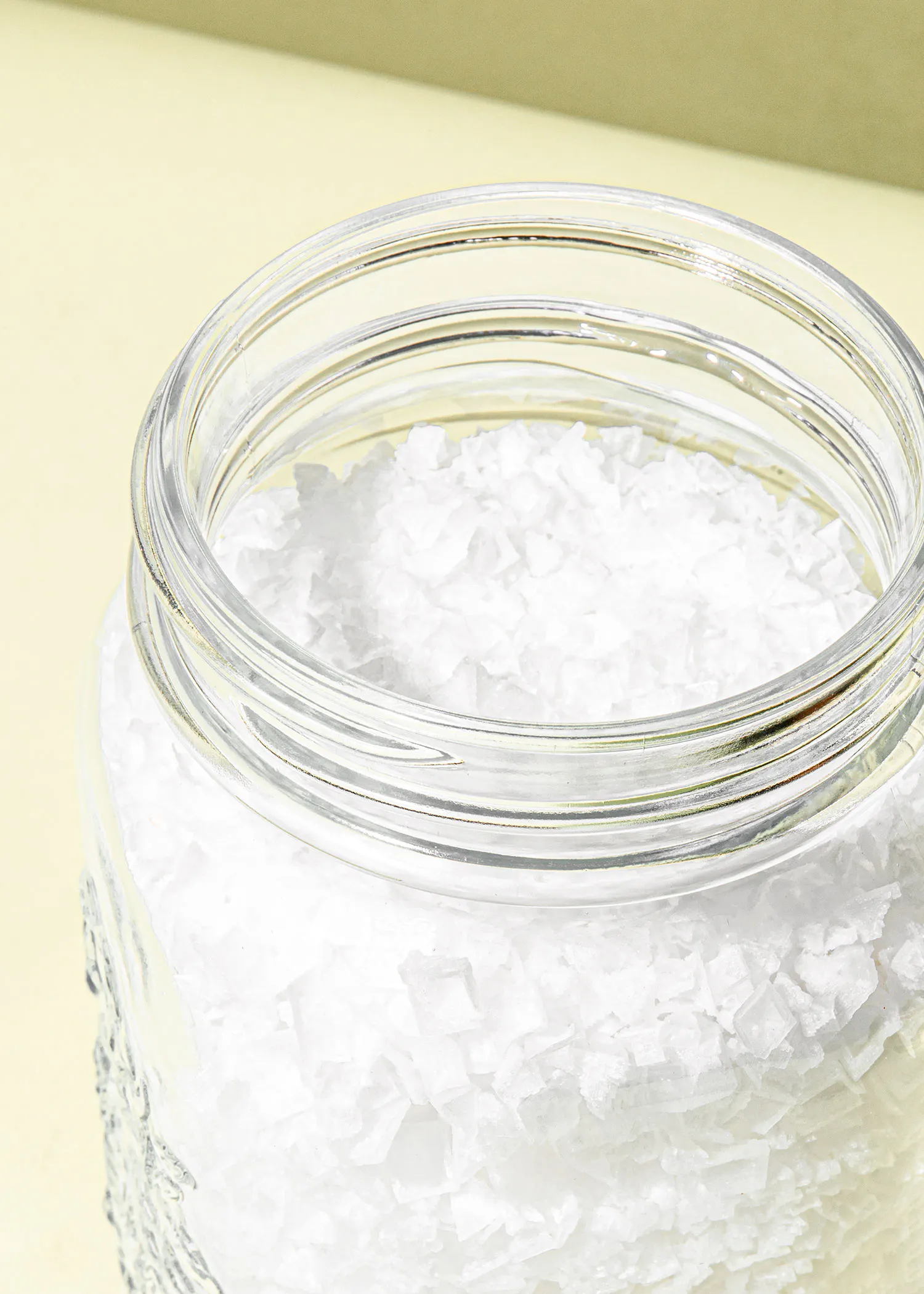 eine Nahaufnahme eines Glasgefäßes mit weißem Salz