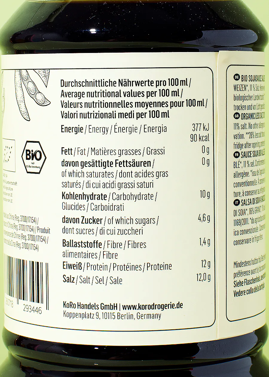 die rückseite einer flasche bio sojasauce zeigt die nährwerte