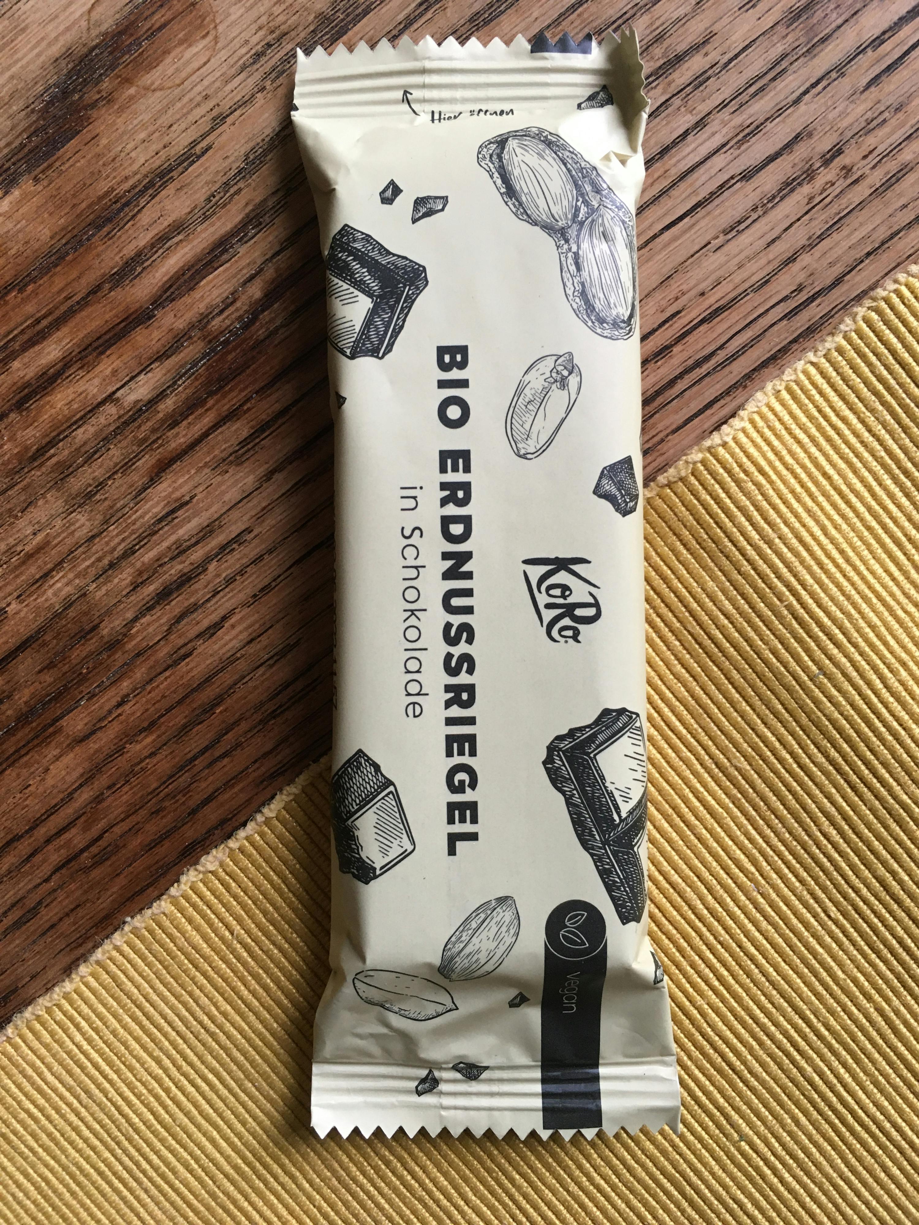 une barre de chocolat bio est assise sur une table en bois