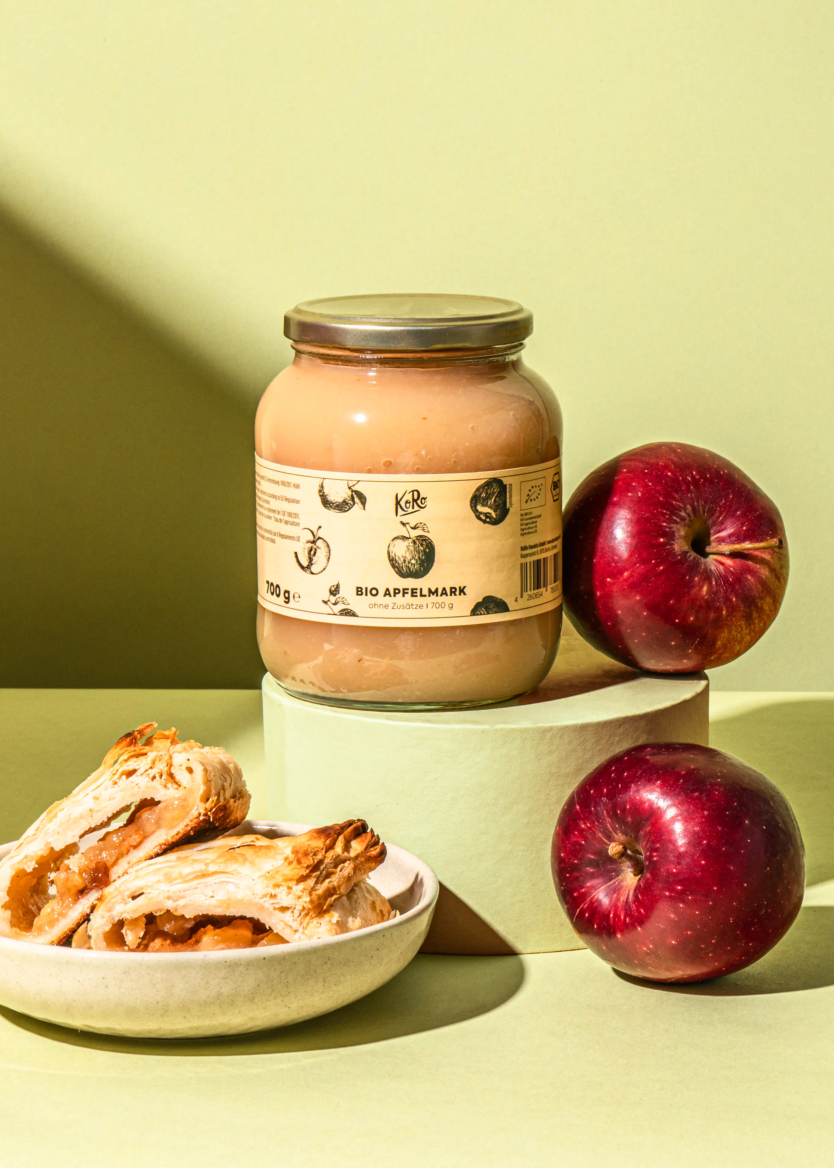 un pot de compote de pomme bio est assis sur une table