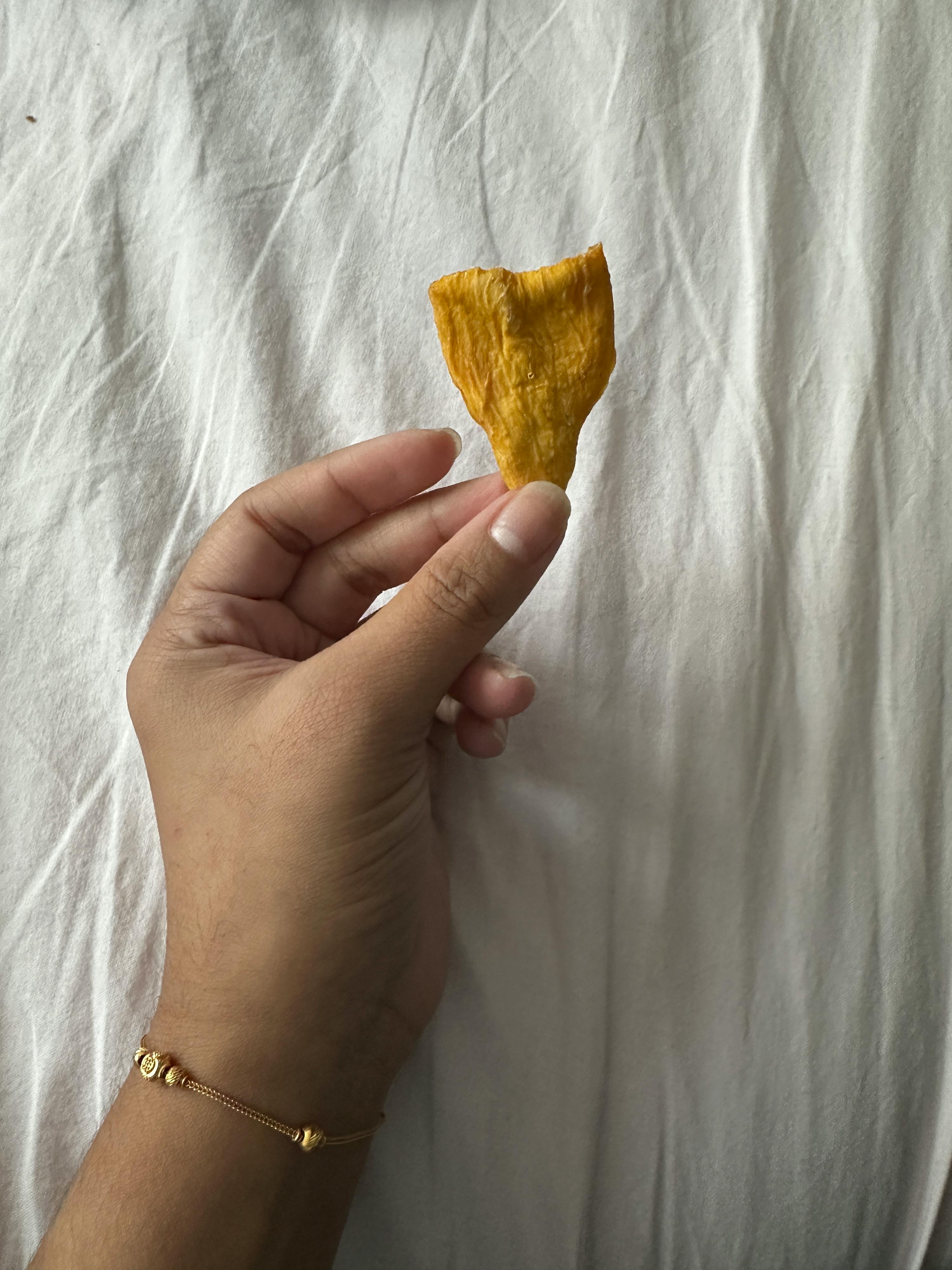 Eine Person hält ein Stück Essen in der Hand