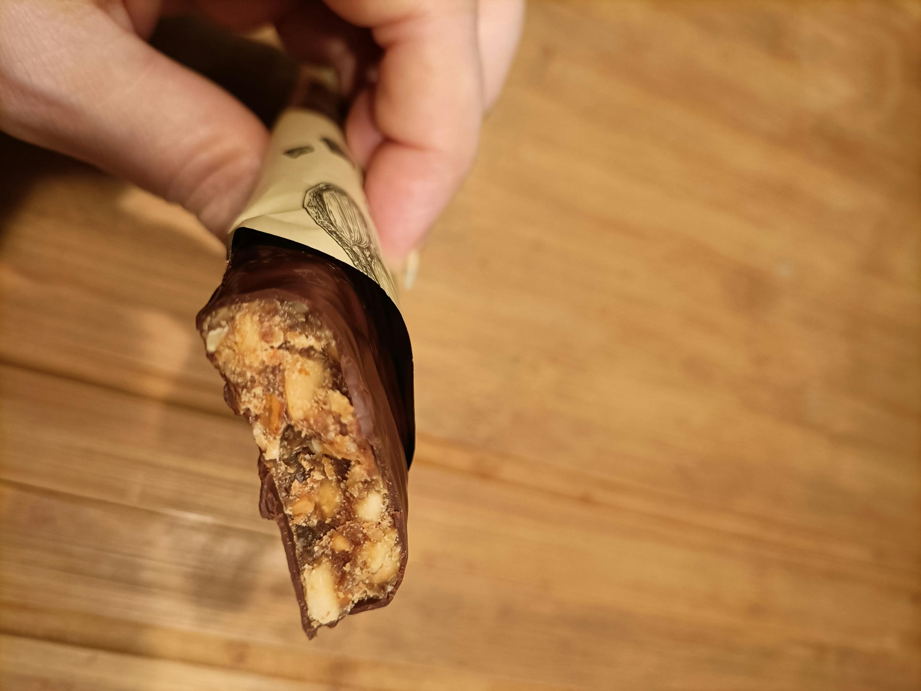 Eine Person hält einen Schokoladenriegel in der Hand