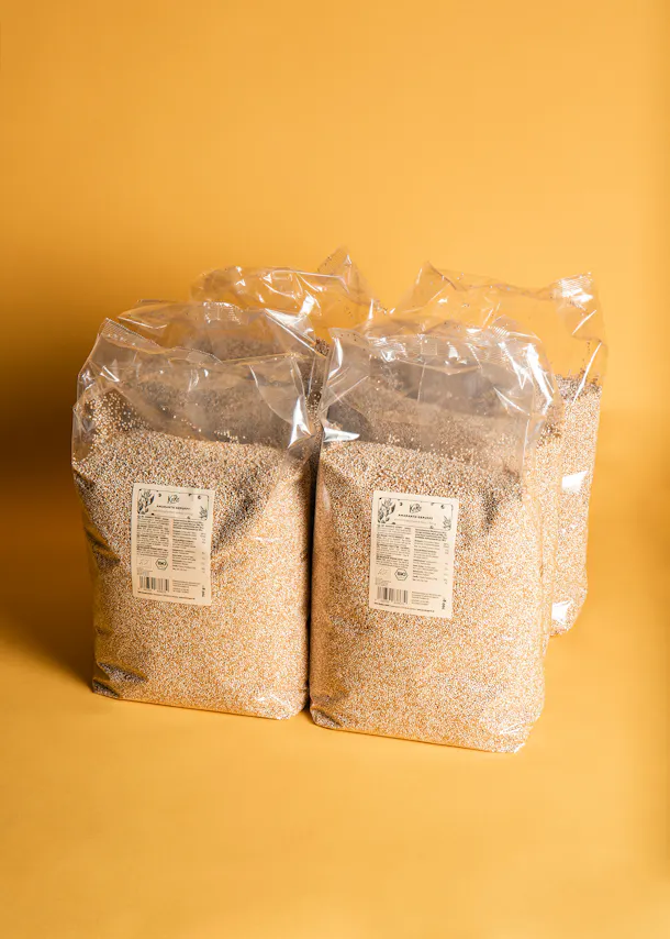 zwei Plastiktüten mit Haferflocken stehen nebeneinander