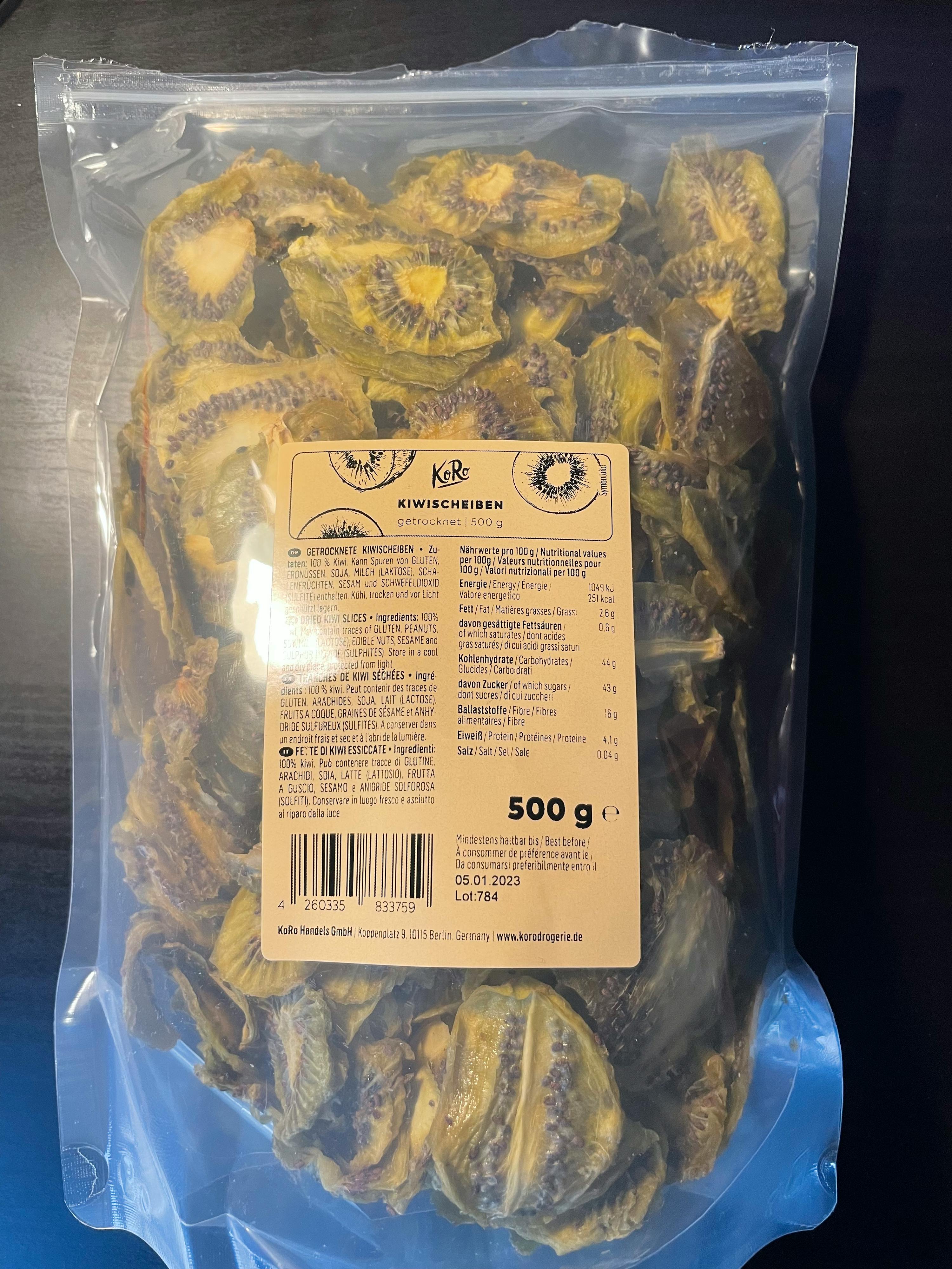 eine Plastiktüte mit kiwischeiben steht auf einem Holztisch