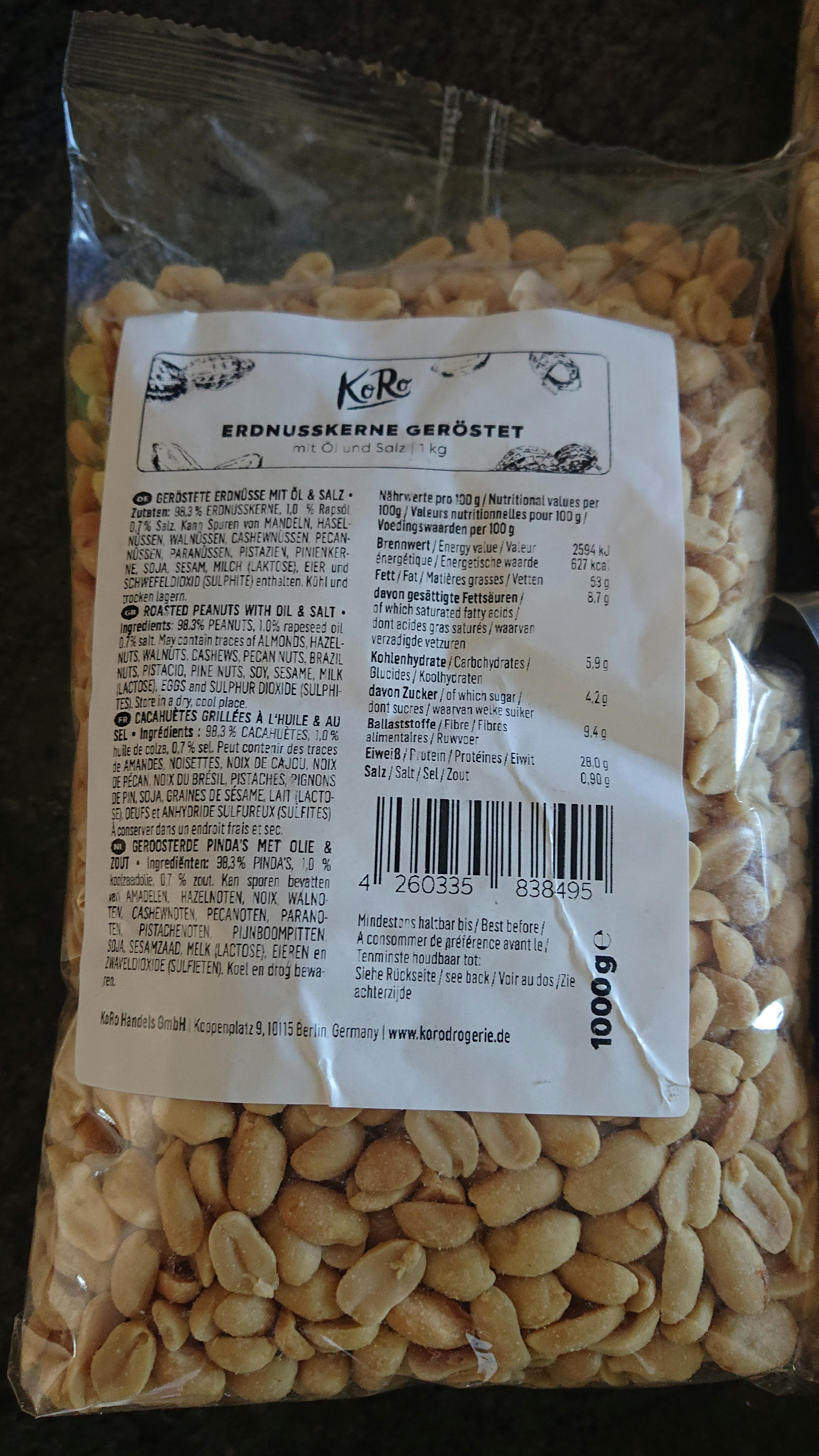 un sacchetto di arachidi con etichetta bianca e un codice a barre