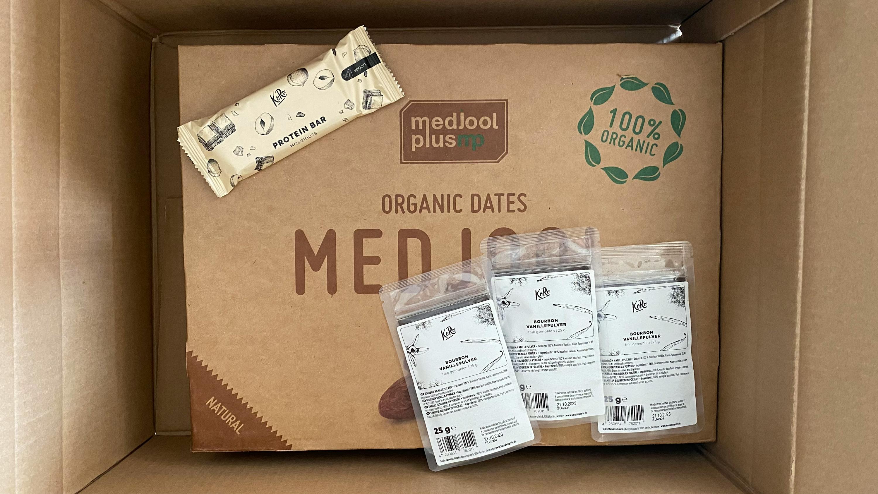 eine Schachtel mit organischen Datteln und einem proteinbar