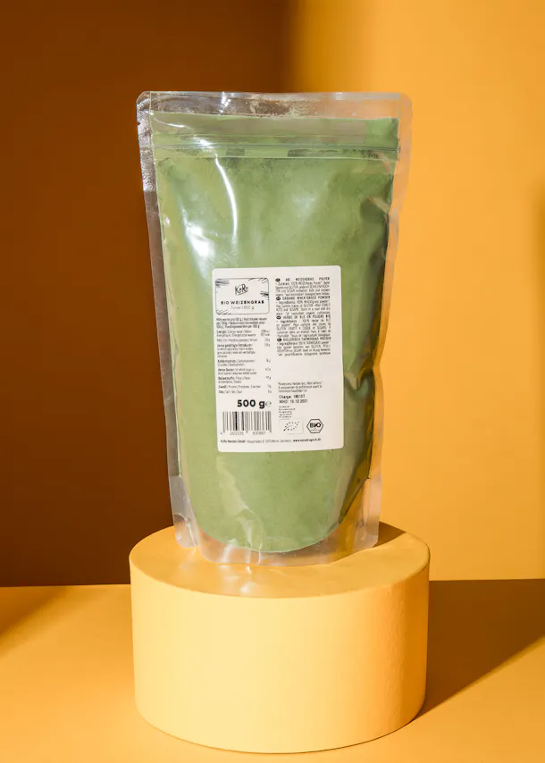 un sac en plastique contenant 500 g de poudre verte