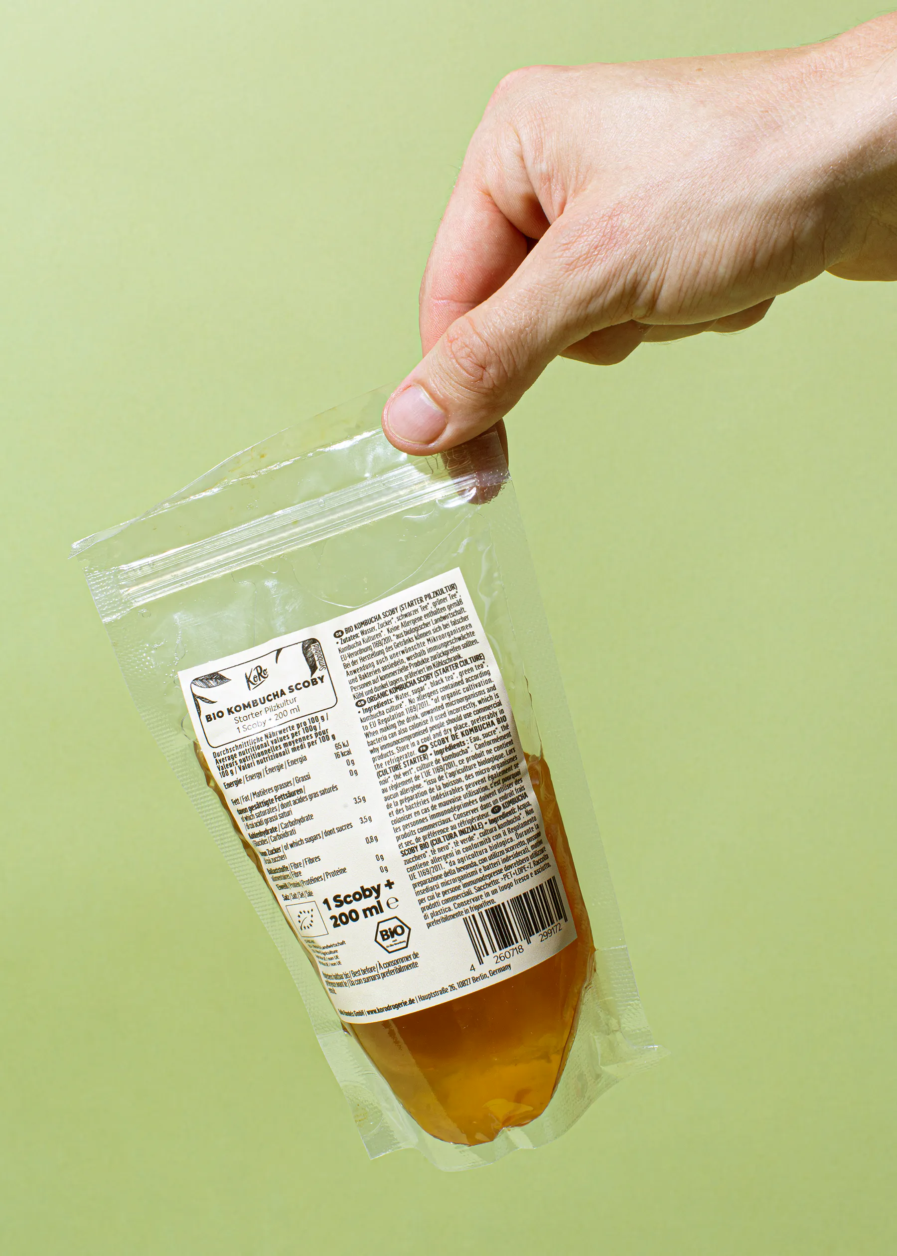 eine Person hält eine Plastiktüte mit einem Etikett auf der Rückseite