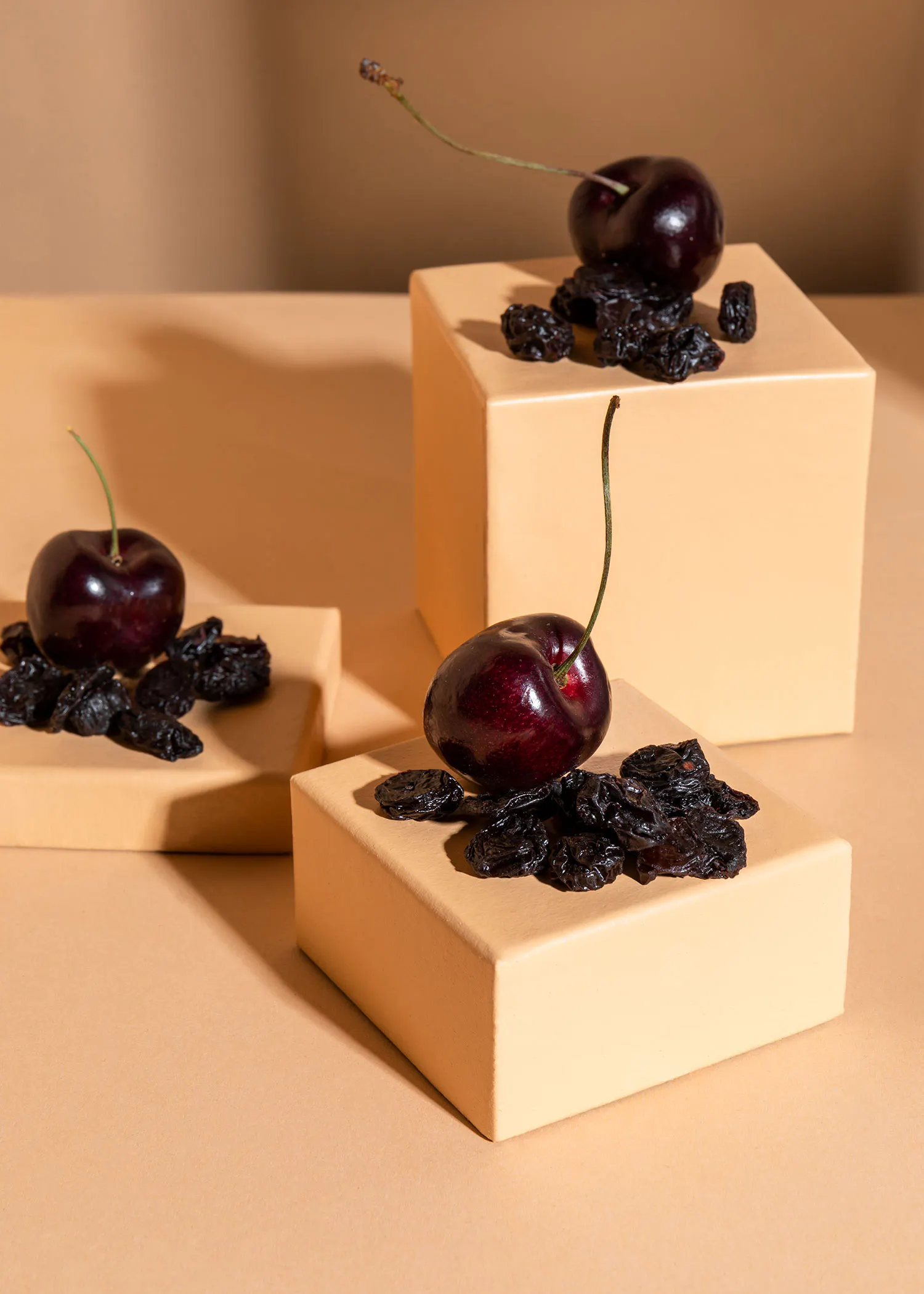 trois cubes avec des cerises et des prunes sur eux