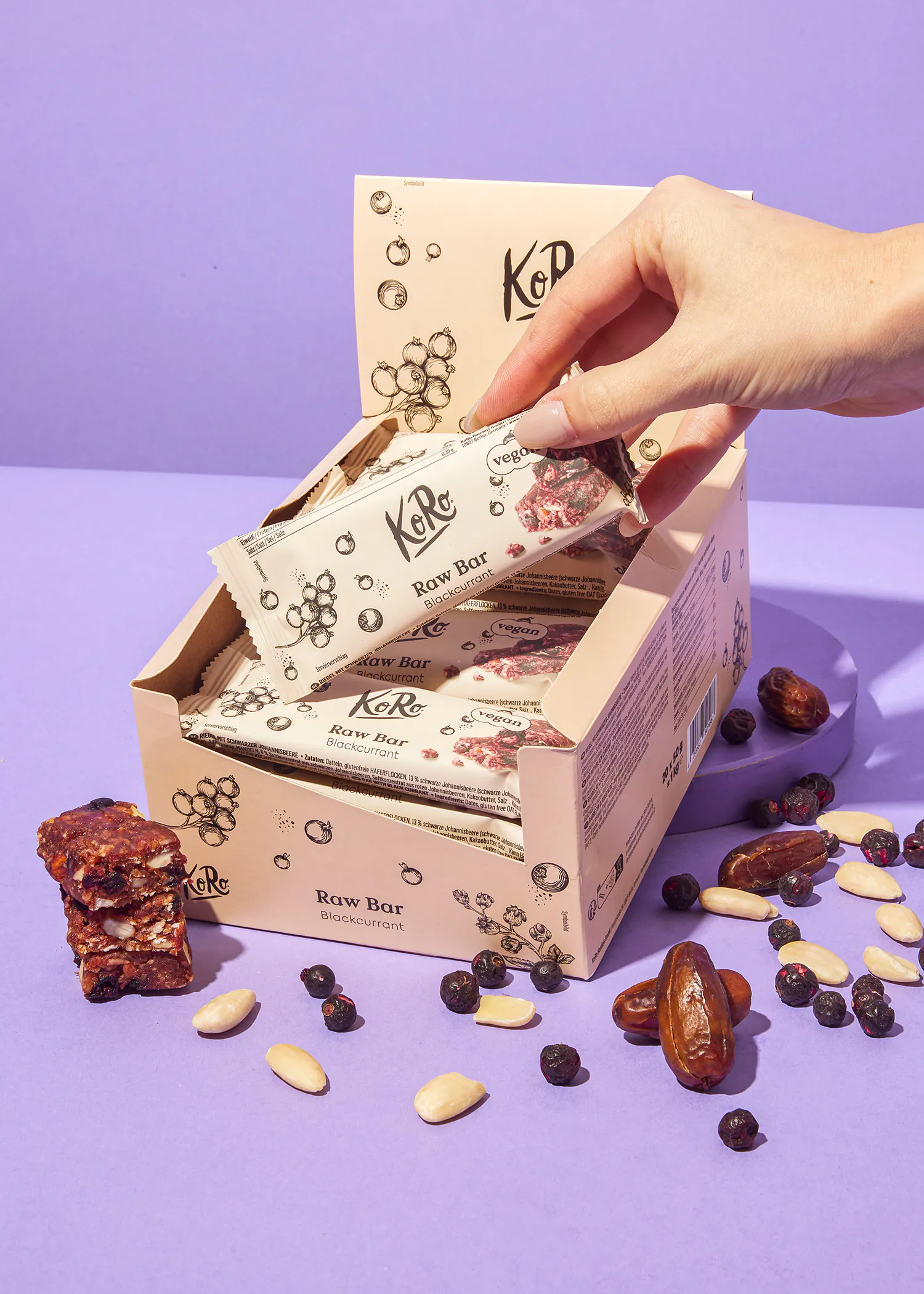 une personne tient une barre à l' intérieur d' une boîte de barres à l' intérieur d' une boîte