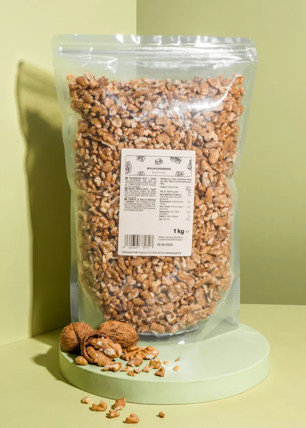 un sac de noix assis sur une surface verte