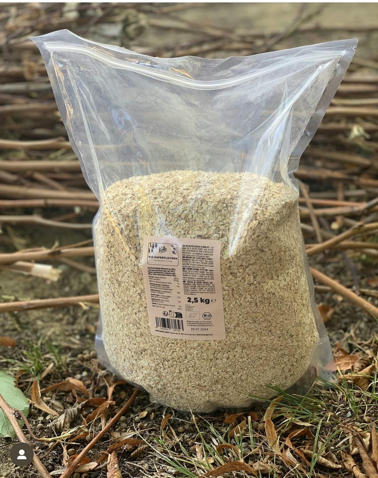 un sac de flocons d' avoine posé sur le sol