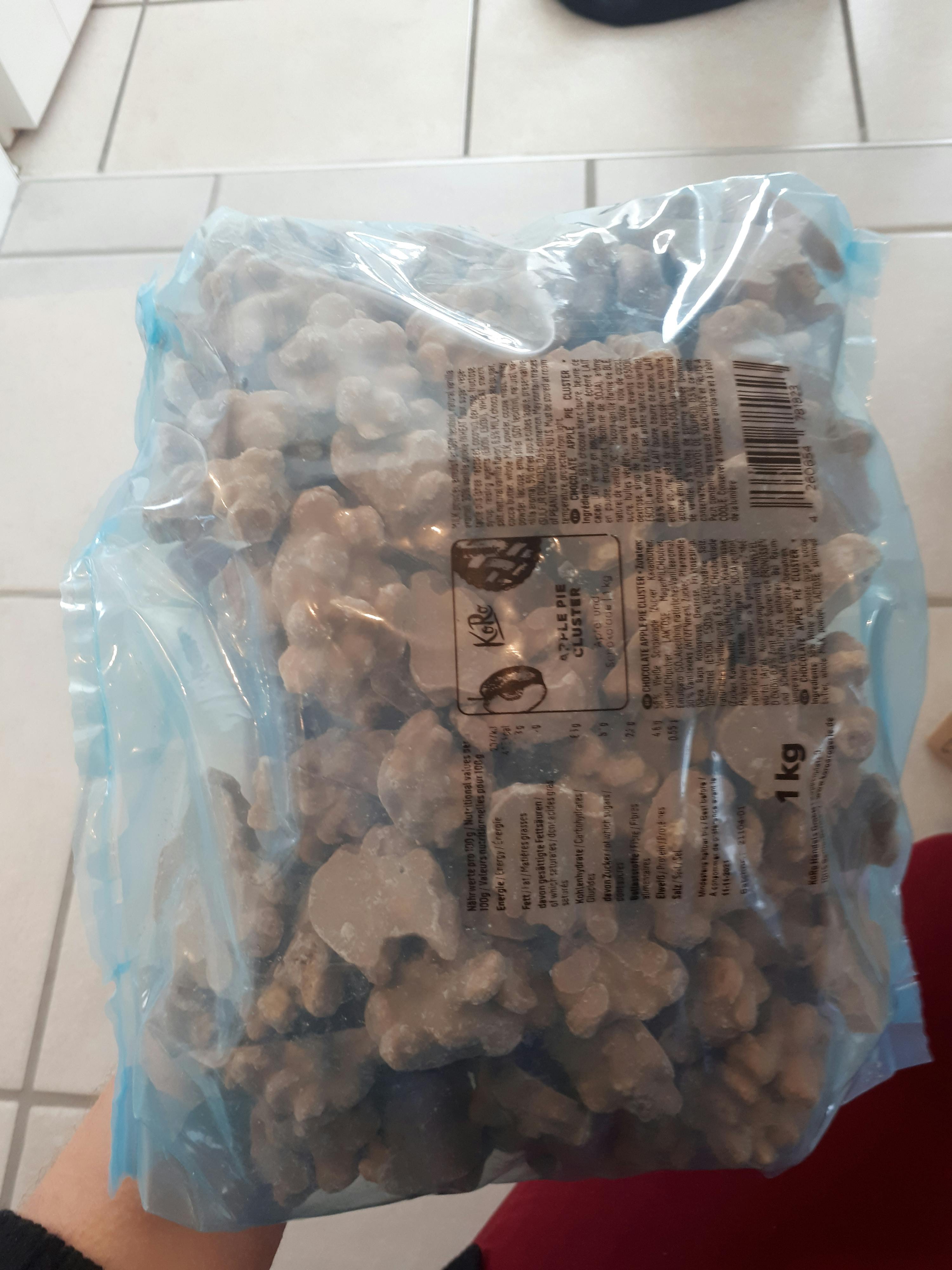 une personne tient un sac de popcorn avec une étiquette de 1 kg
