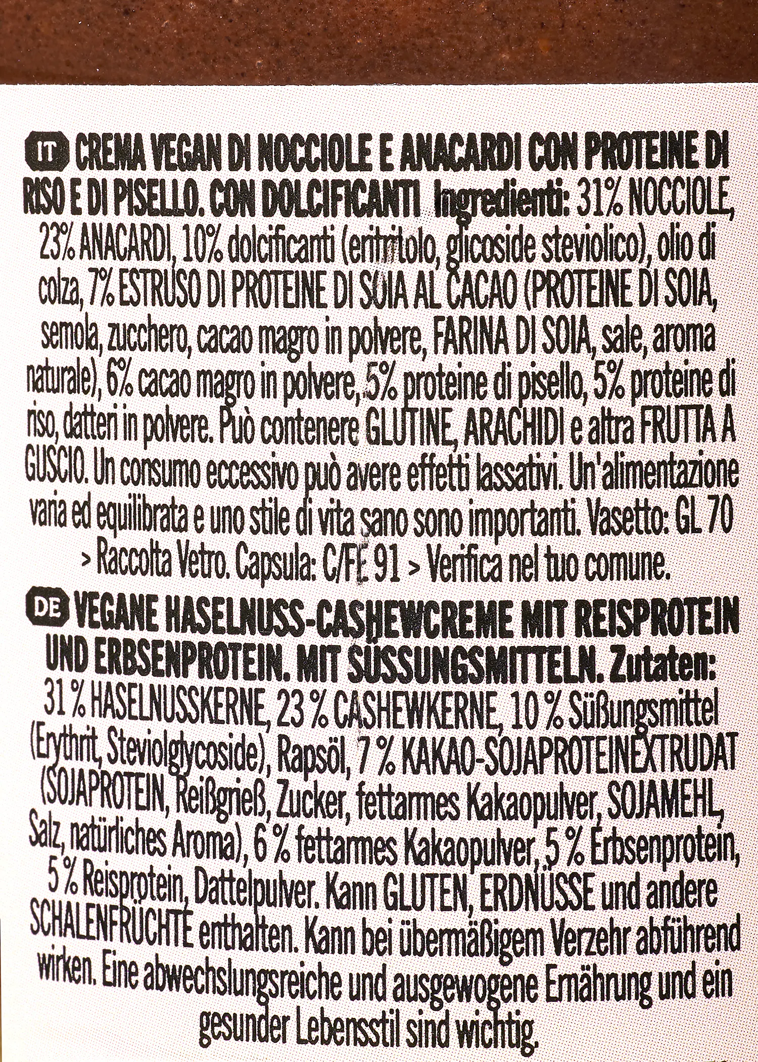 dettagli degli ingredienti e avvertenze per una crema vegana di nocciole e anacardi con proteine di riso e pisello, presentati in italiano e tedesco.