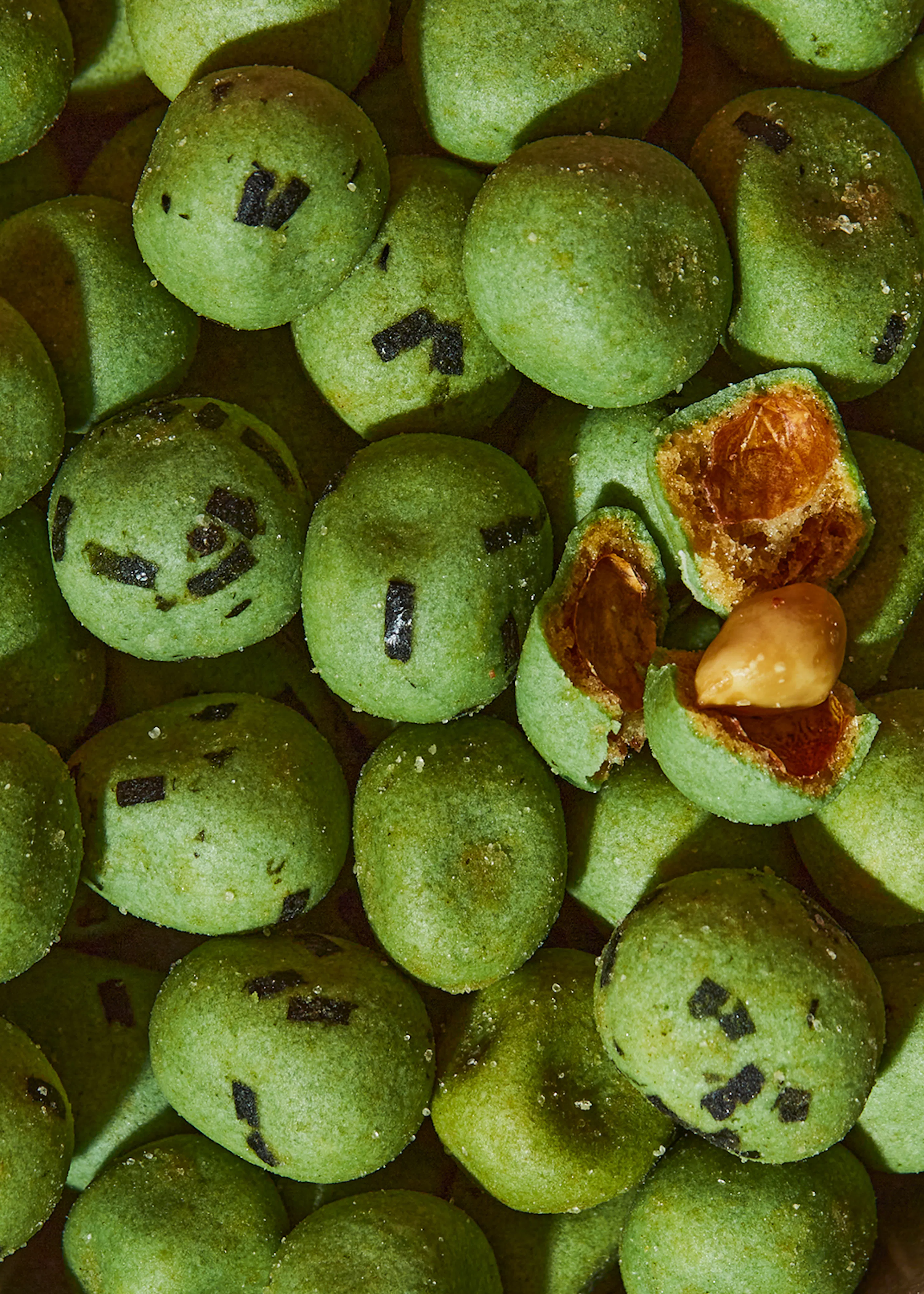 eine Nahaufnahme eines Haufens grüner Erdnüsse