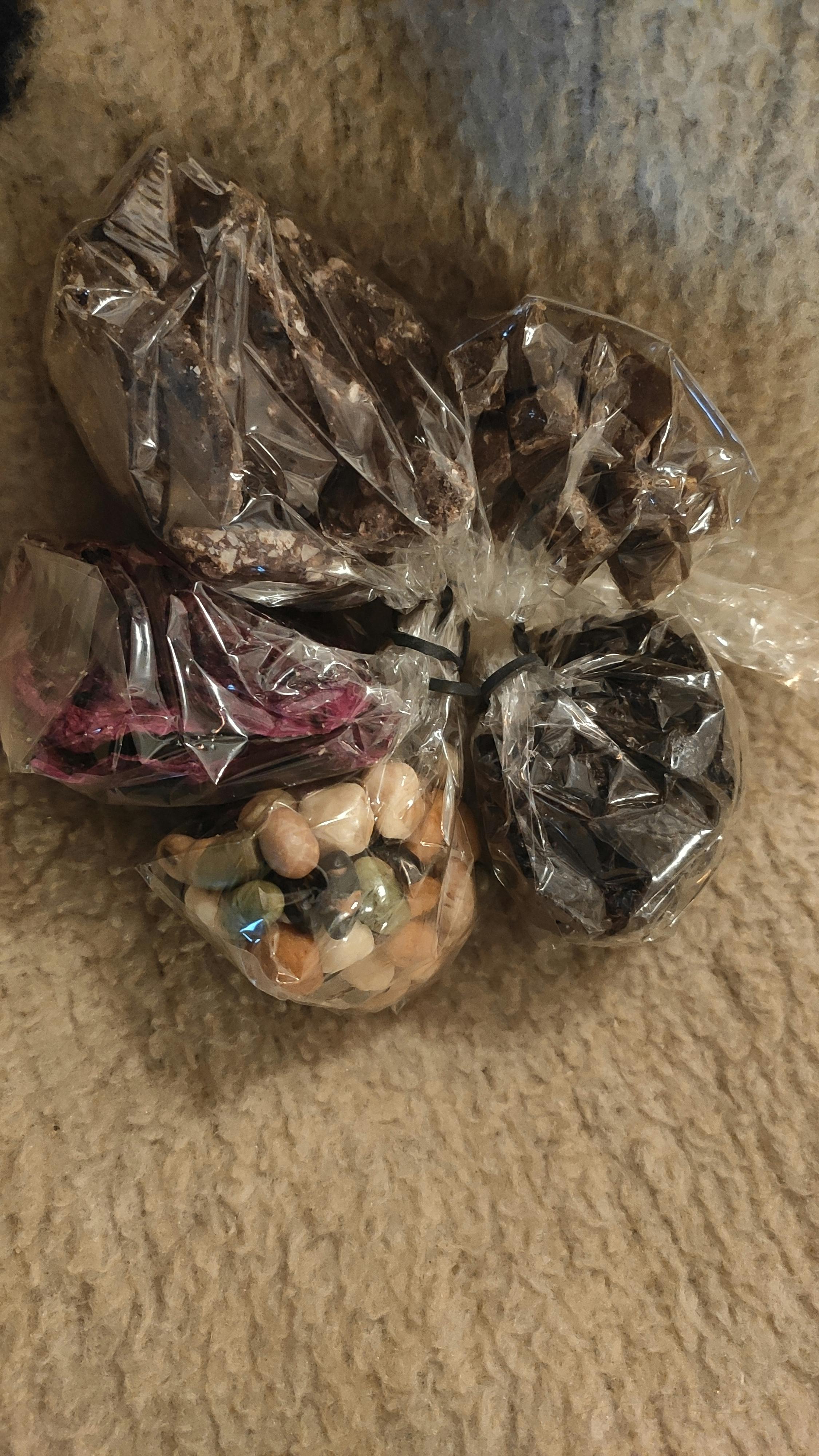 trois sacs en plastique sont empilés les uns à côté des autres