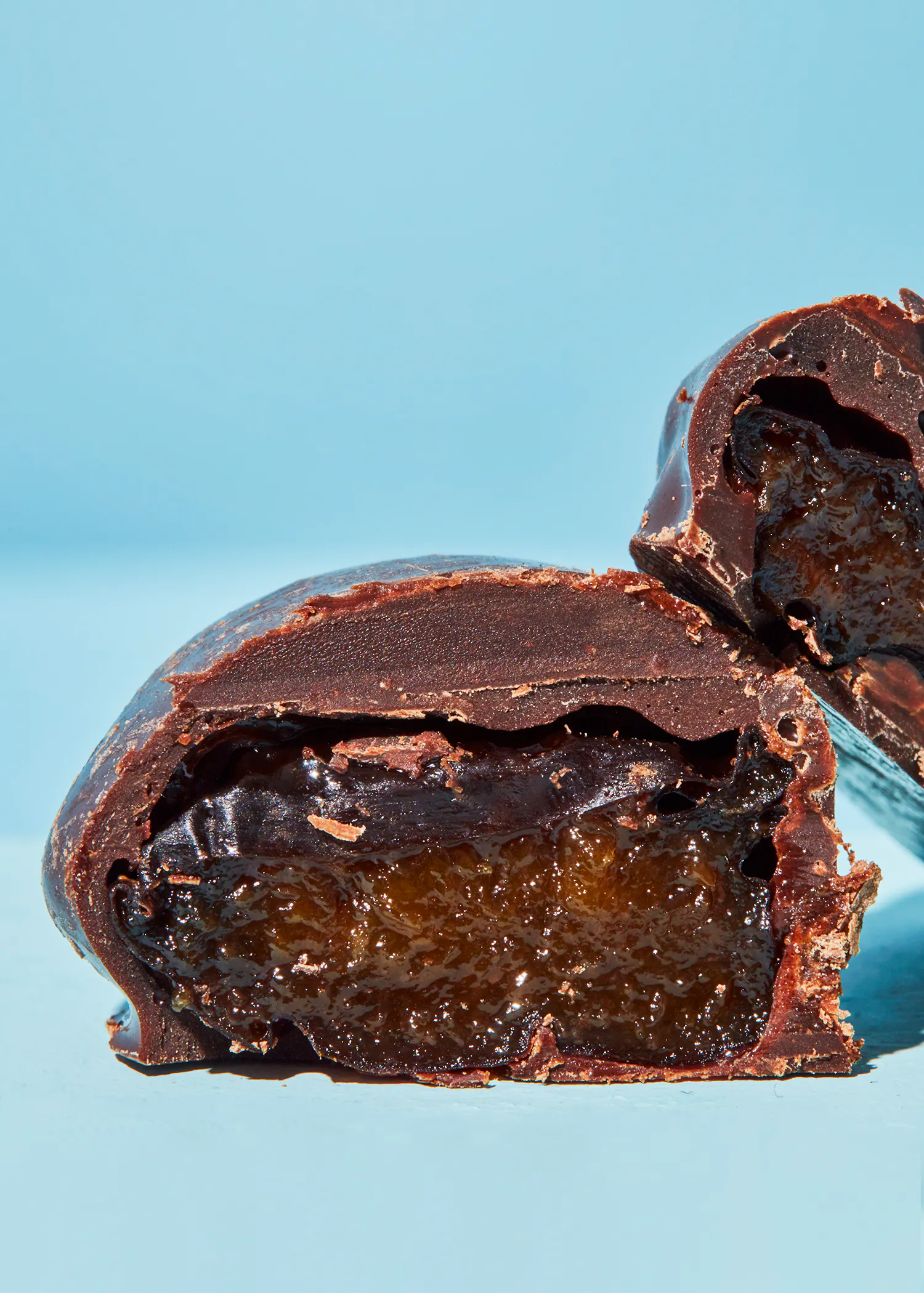 eine Nahaufnahme einer Schokolade mit einem Stück herausgenommen