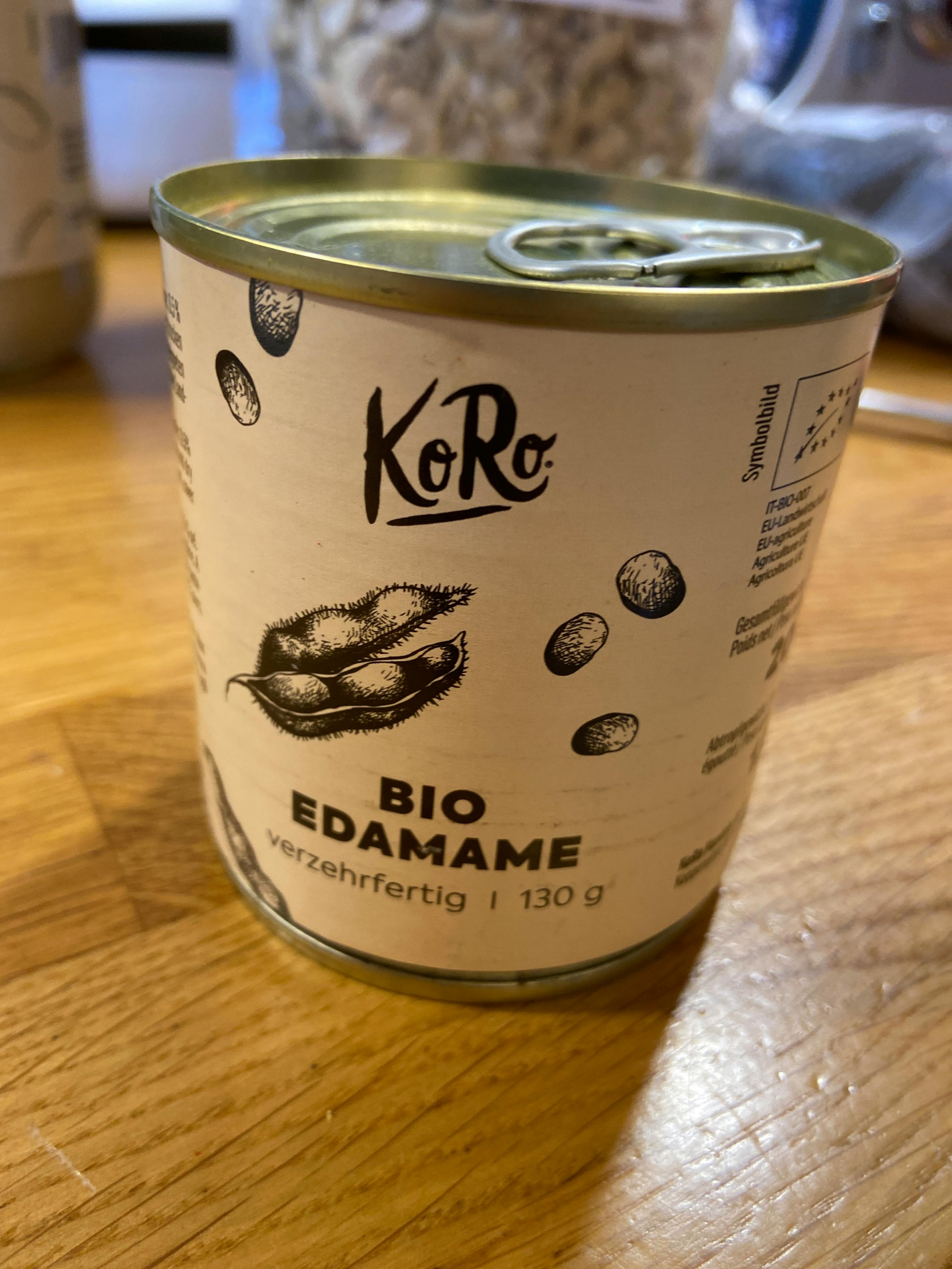 eine Dose bio edamame auf einem Holztisch