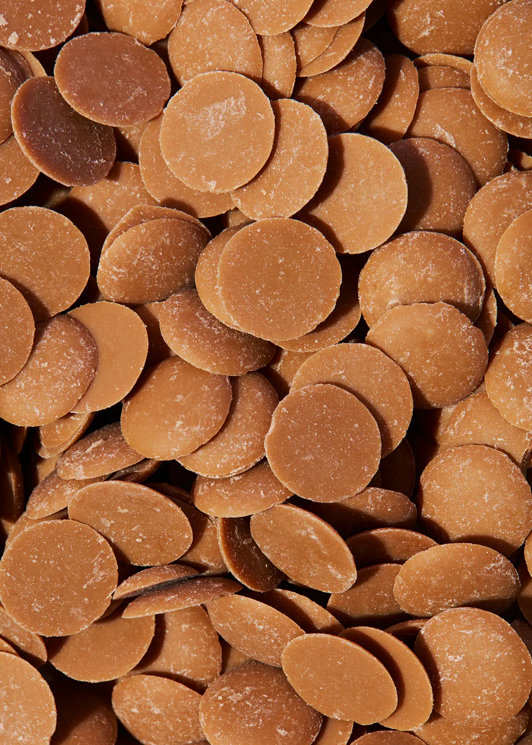 eine Nahaufnahme von einem Haufen brauner Schokoladenchips