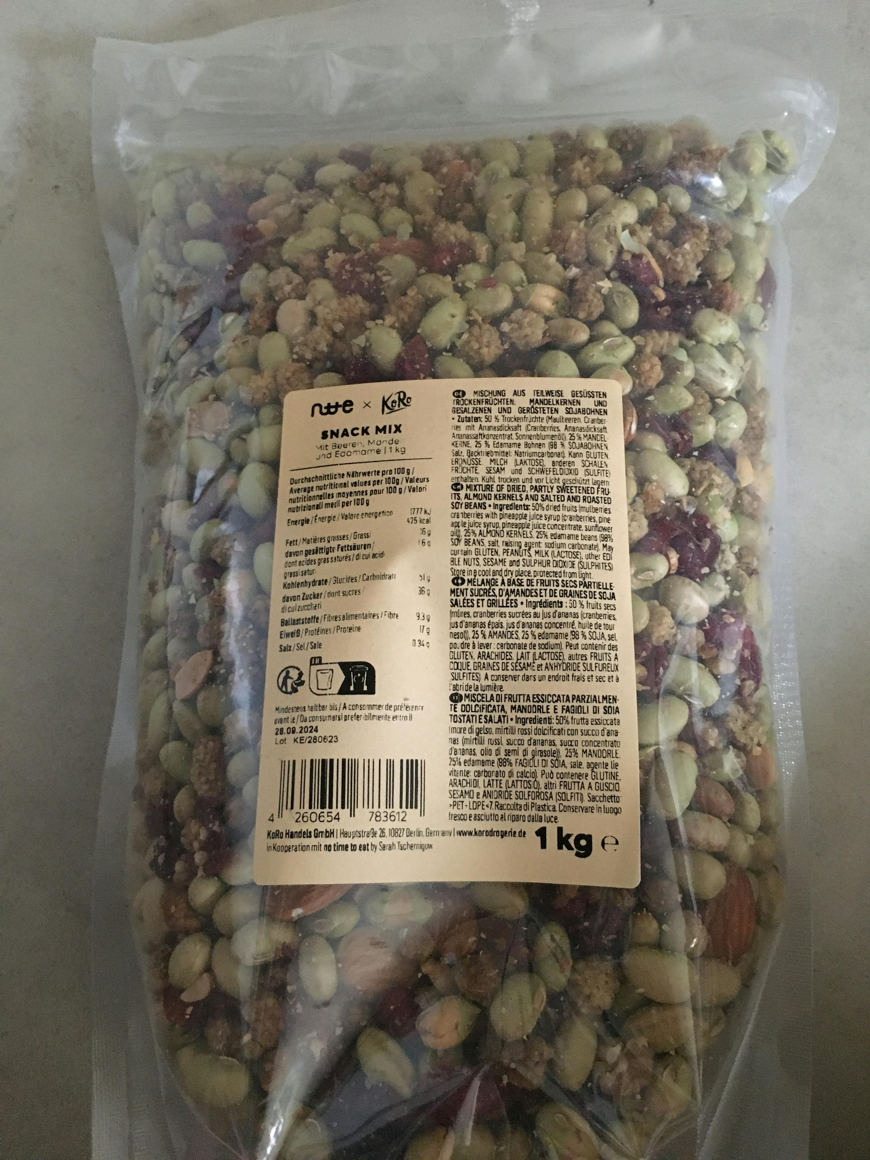 a bag of nuts and seeds has a label that says 1 kg