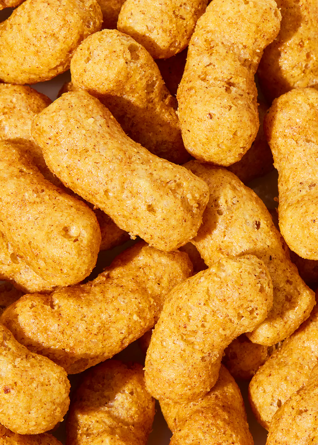 un gros plan d' un tas de croustilles à l' huile d' arachide