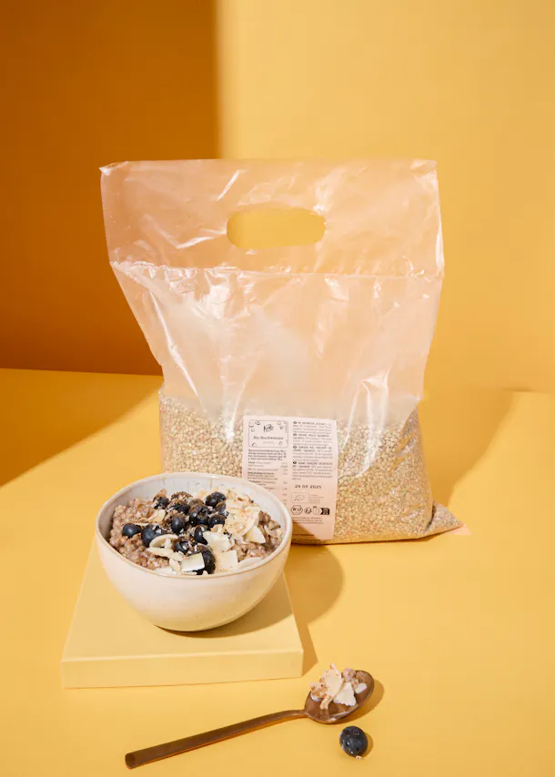 un bol de céréales à côté d' un sac de céréales