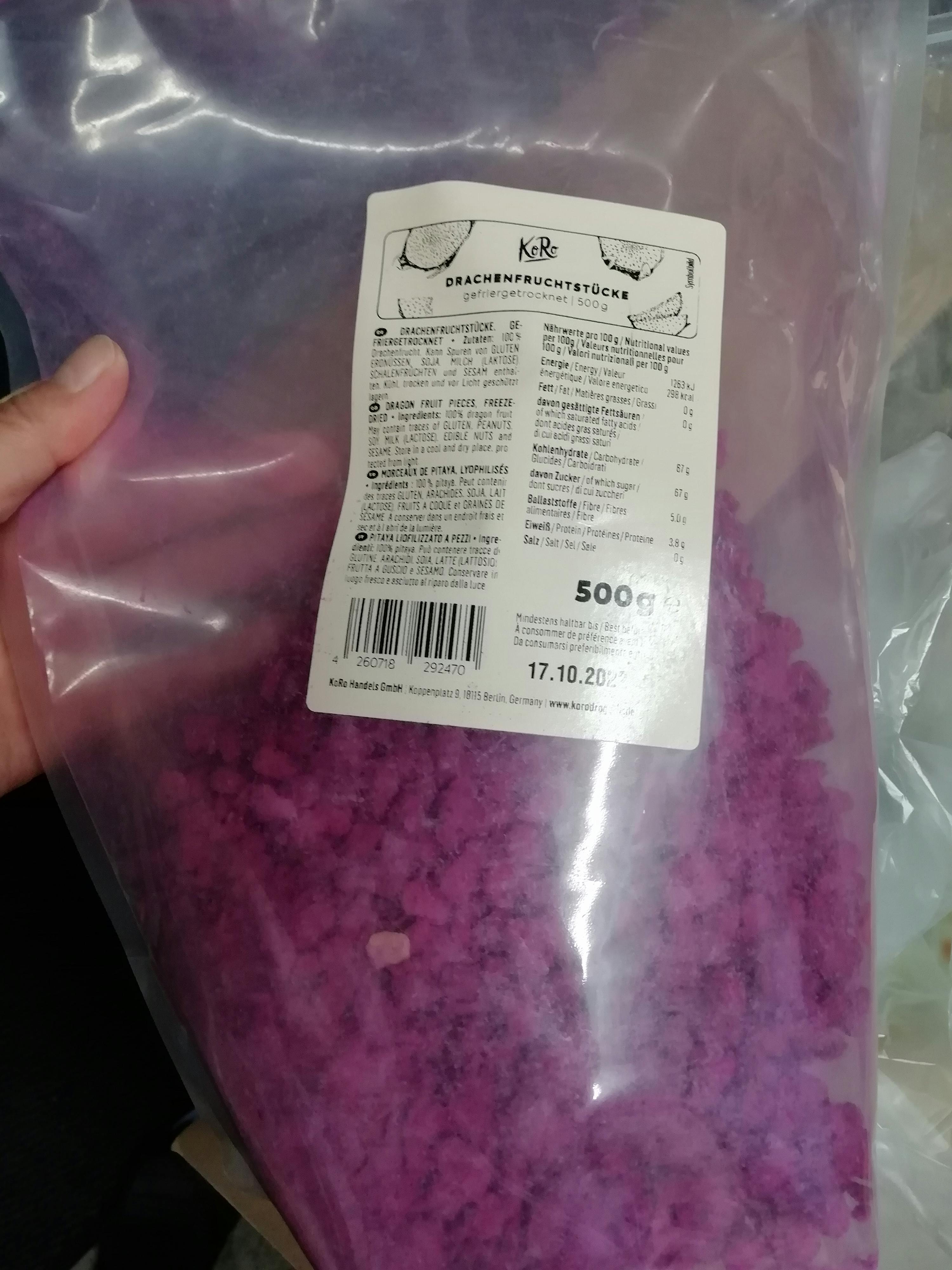 une personne tient un sac de nourriture violette avec une étiquette k & r