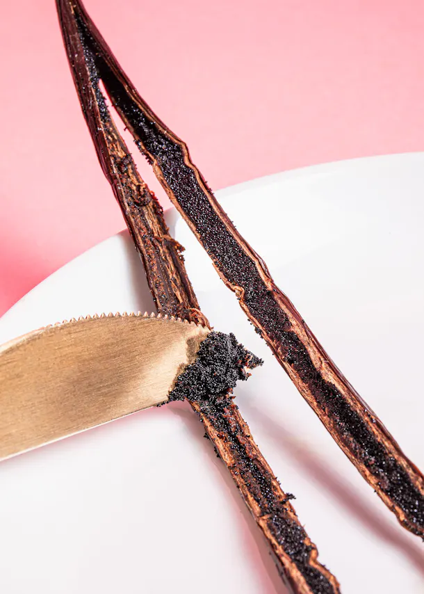 ein Paar Vanillestangen auf einem weißen Teller