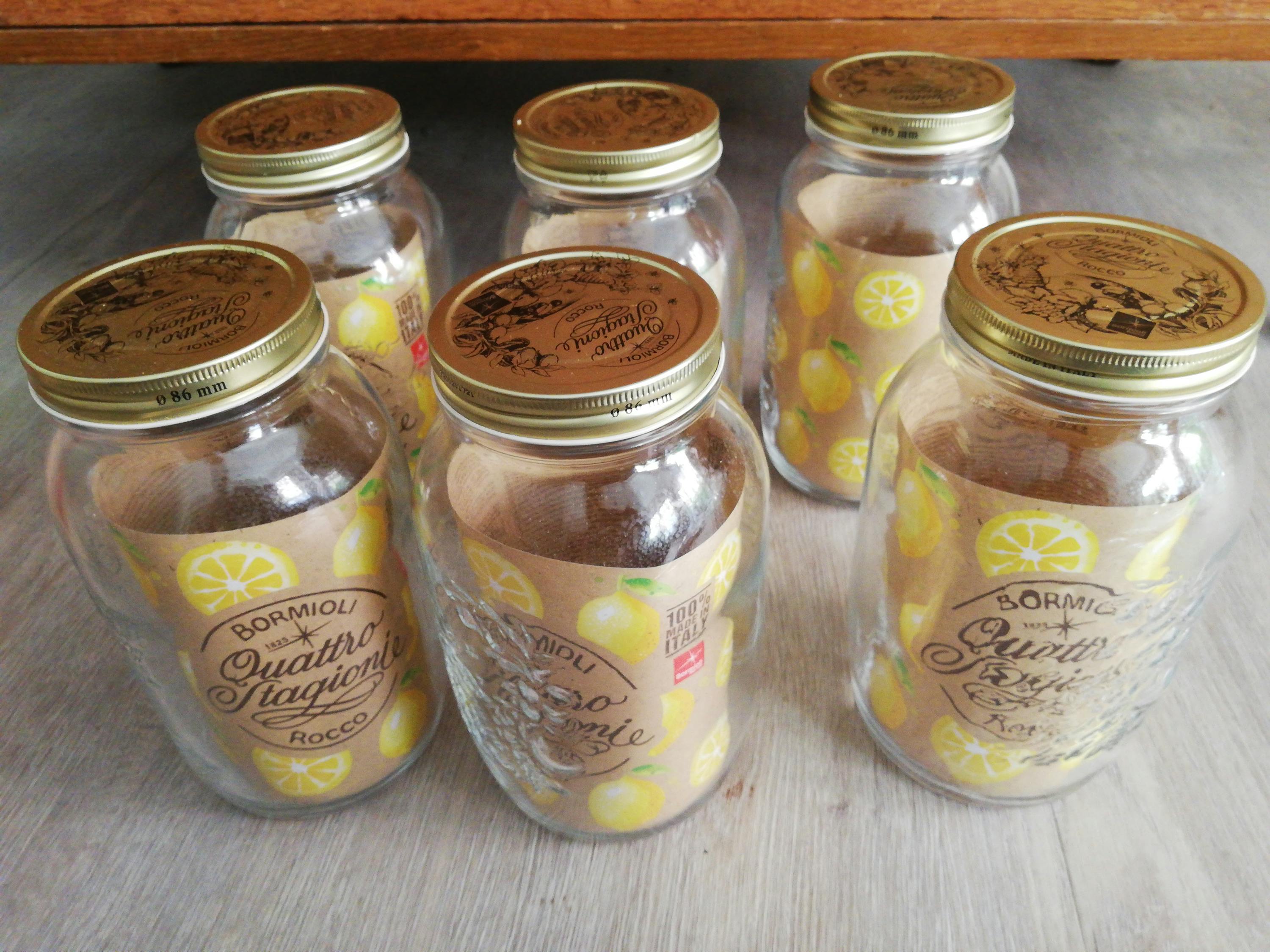 un gruppo di bottiglie di quattro stagioni sono sedute su un tavolo