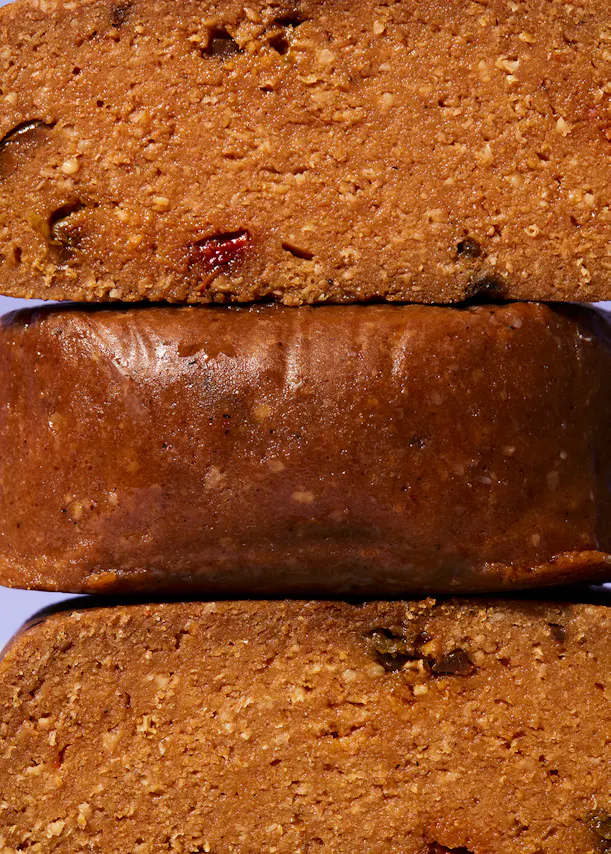 trois morceaux de pain empilés les uns sur les autres